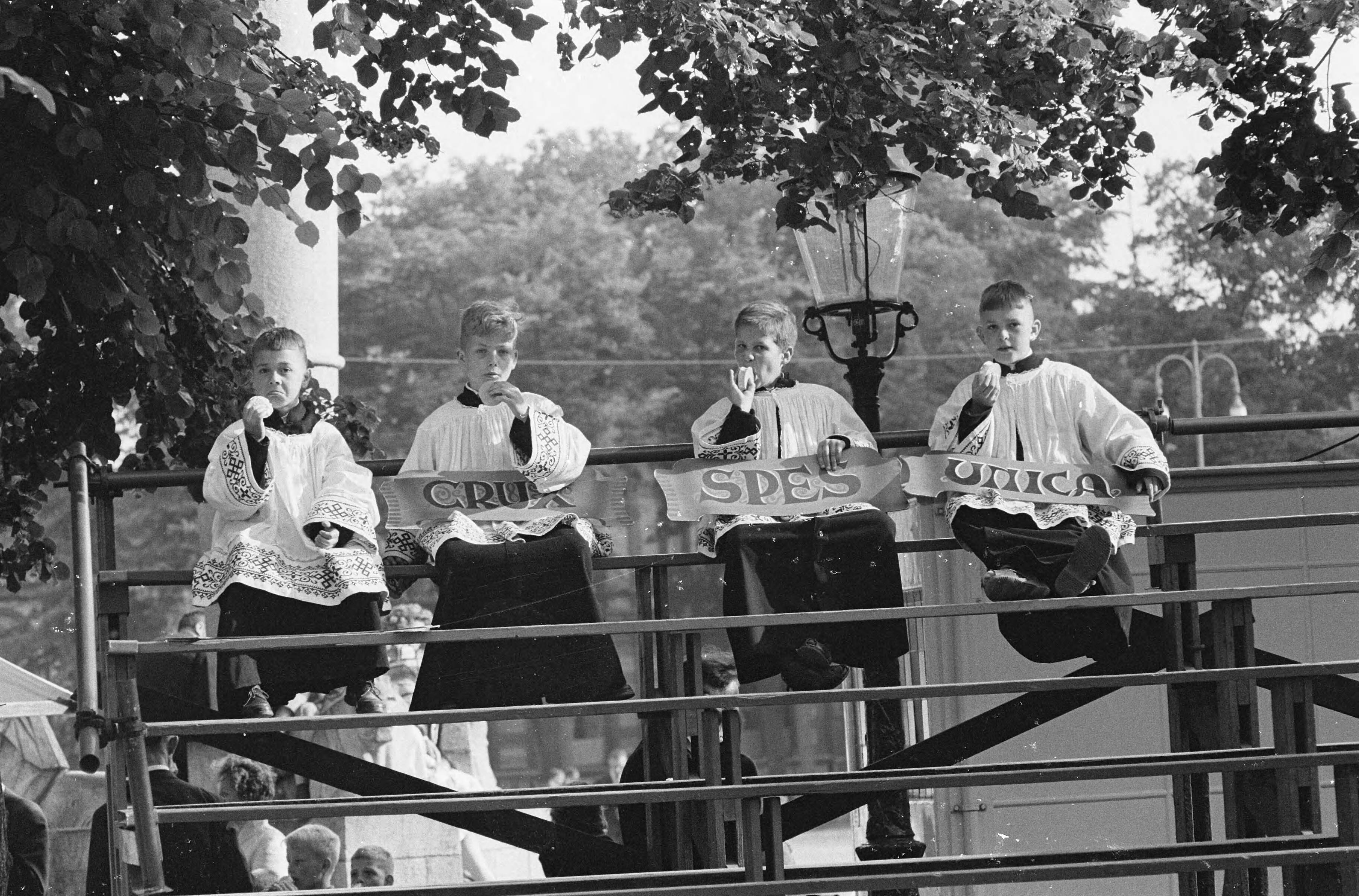 Fotocollectie Anefo — Heiligdomsvaart in Maastricht. Vier misdienaartjes — Foto: Koch, Eric / Anefo. Licentie: Set B: Rechtenvrij / Publiek Domein. Bron: Nationaal Archief. http://hdl.handle.net/10648/aa0fbd94-d0b4-102d-bcf8-003048976d84