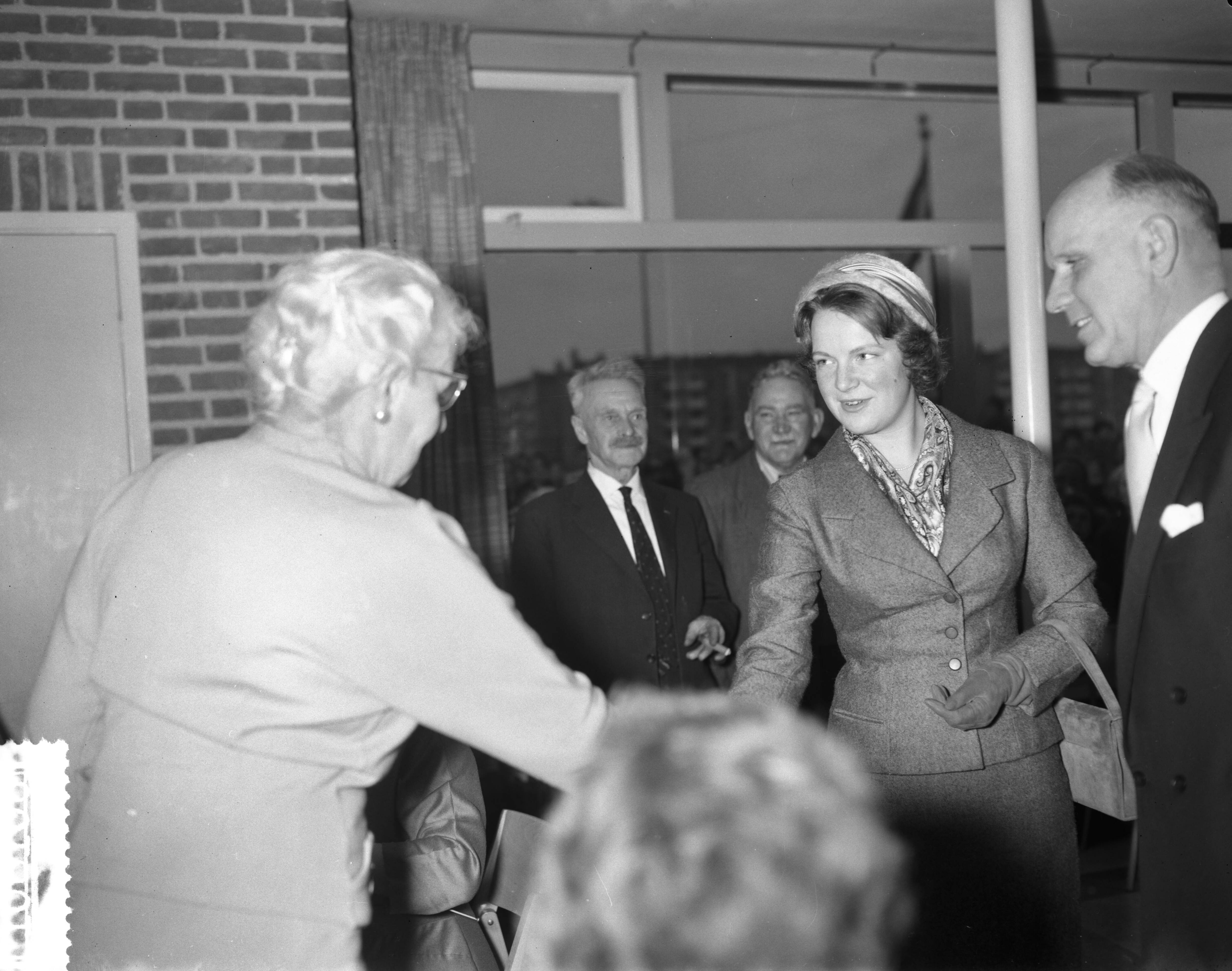 Fotocollectie Anefo — Prinses Irene bezoekt Marcuskerk in Utrecht, voorstellen in de kerk — Foto: Bilsen, Joop van / Anefo. Licentie: Set B: Rechtenvrij / Publiek Domein. Bron: Nationaal Archief. http://hdl.handle.net/10648/a9a1bb78-d0b4-102d-bcf8-003048976d84