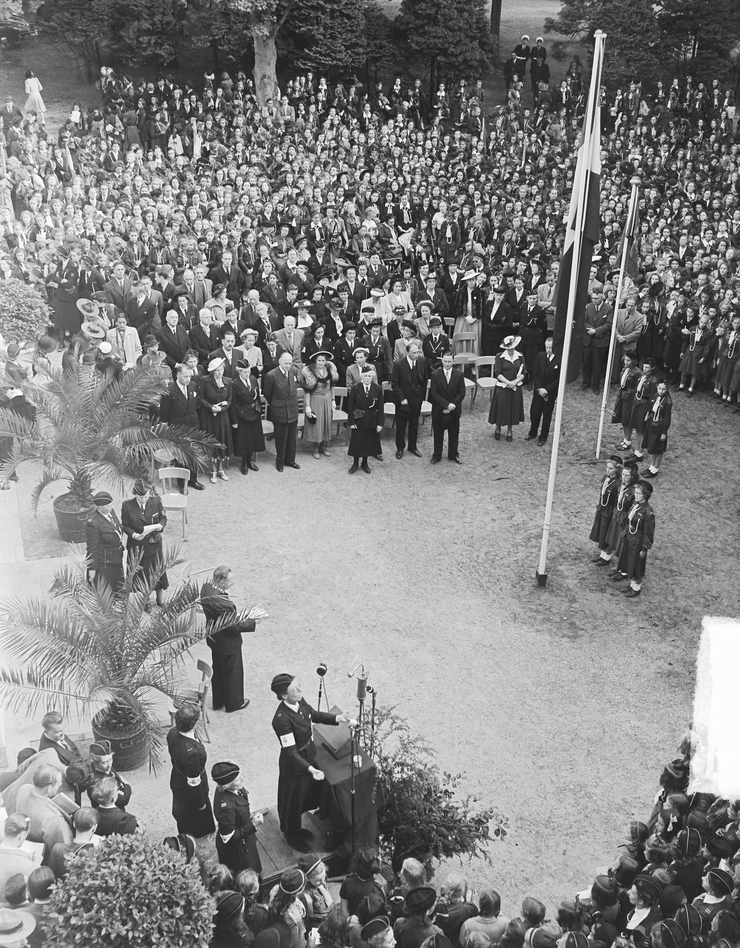Fotocollectie Anefo — NPG Vakantiecentrum "Buitenzorg" te Baarn, overzicht tijdens zingen van "Wilhelmus" — Foto: Noske, J.D. / Anefo. Licentie: Set B: Rechtenvrij / Publiek Domein. Bron: Nationaal Archief. http://hdl.handle.net/10648/a8c9c5d8-d0b4-102d-bcf8-003048976d84
