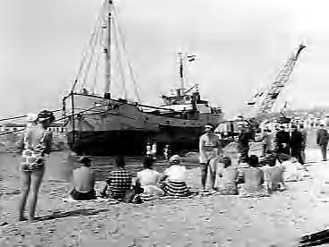 Fotocollectie Anefo — Bergingspoging Groningse kustvaarder "Pax" mislukt. Het schip en badgasten op het badstrand van Westkapelle — Foto: Rossem, Wim van / Anefo. Licentie: Set B: Rechtenvrij / Publiek Domein. Bron: Nationaal Archief. http://hdl.handle.net/10648/a9b54c38-d0b4-102d-bcf8-003048976d84