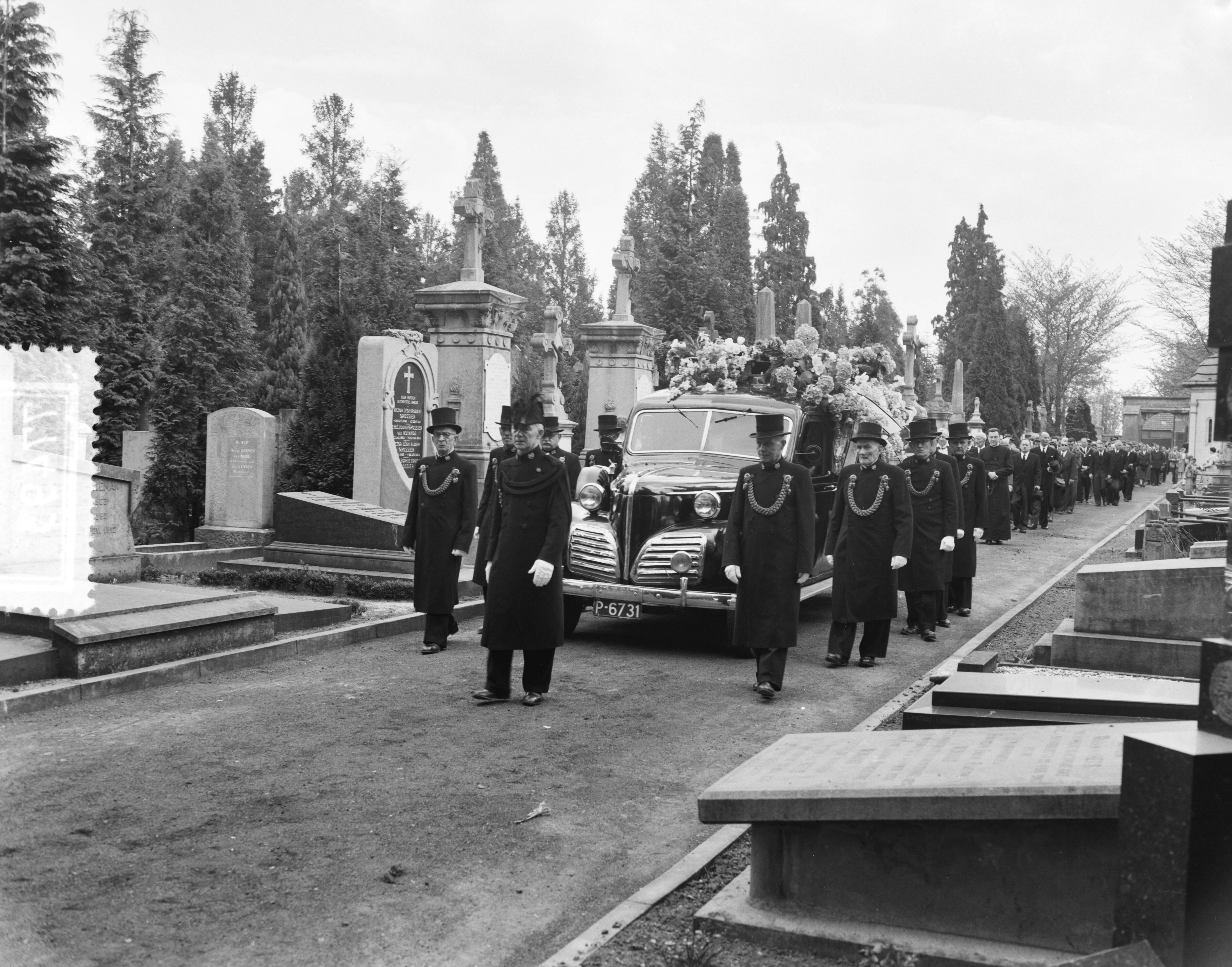 Fotocollectie Anefo — Begrafenis van Leon Jungschläger te Maastricht — Foto: Rossem, Wim van / Anefo. Licentie: Set B: Rechtenvrij / Publiek Domein. Bron: Nationaal Archief. http://hdl.handle.net/10648/a947a3ea-d0b4-102d-bcf8-003048976d84