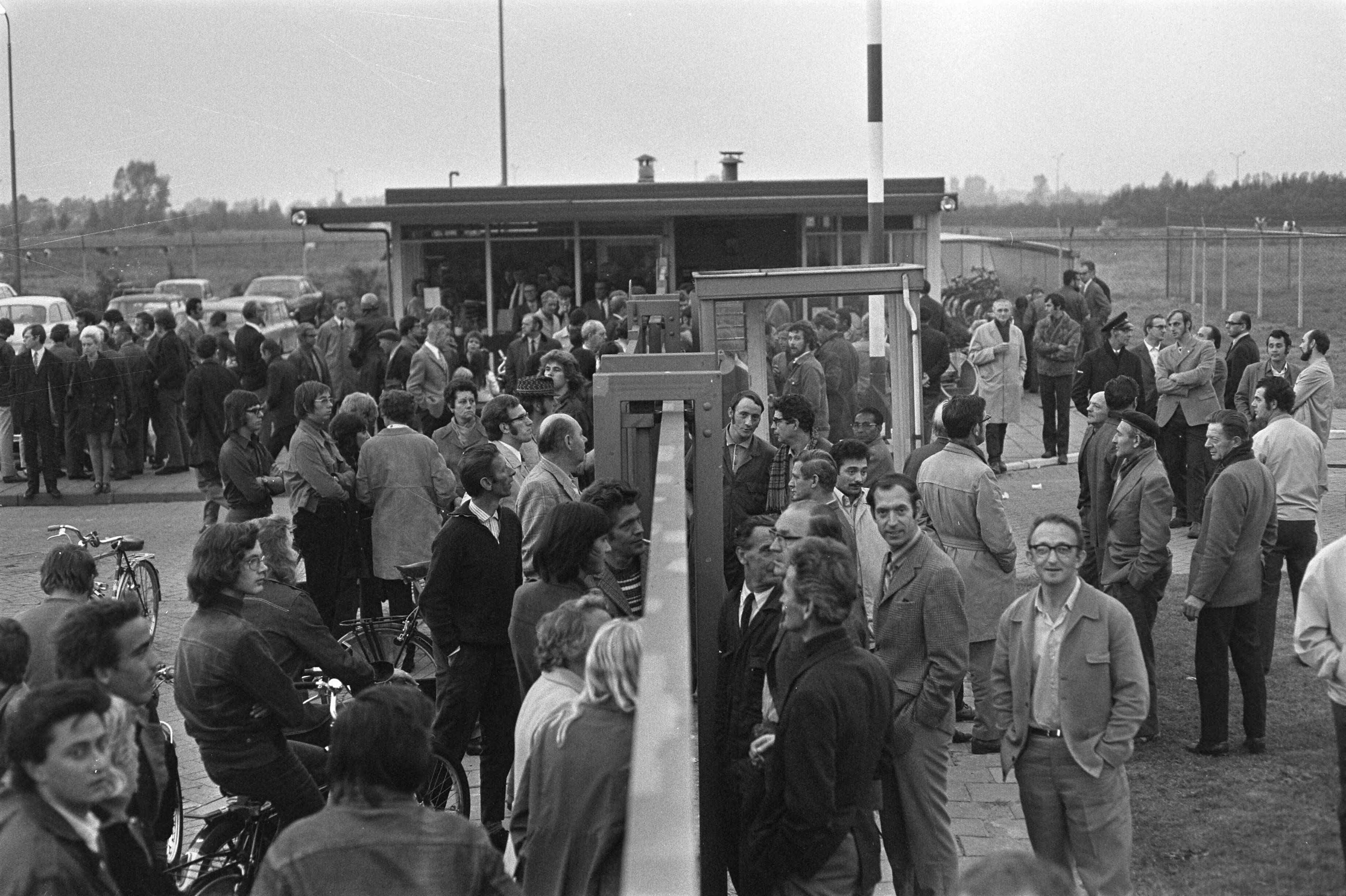 Fotocollectie Anefo — ENKA-bedrijf te Breda bezet door werknemers, bezetters aan ene kant van de poort, anderen aan andere kant — Foto: Peters, Hans / Anefo. Licentie: Set B: Rechtenvrij / Publiek Domein. Bron: Nationaal Archief. http://hdl.handle.net/10648/abf64272-d0b4-102d-bcf8-003048976d84