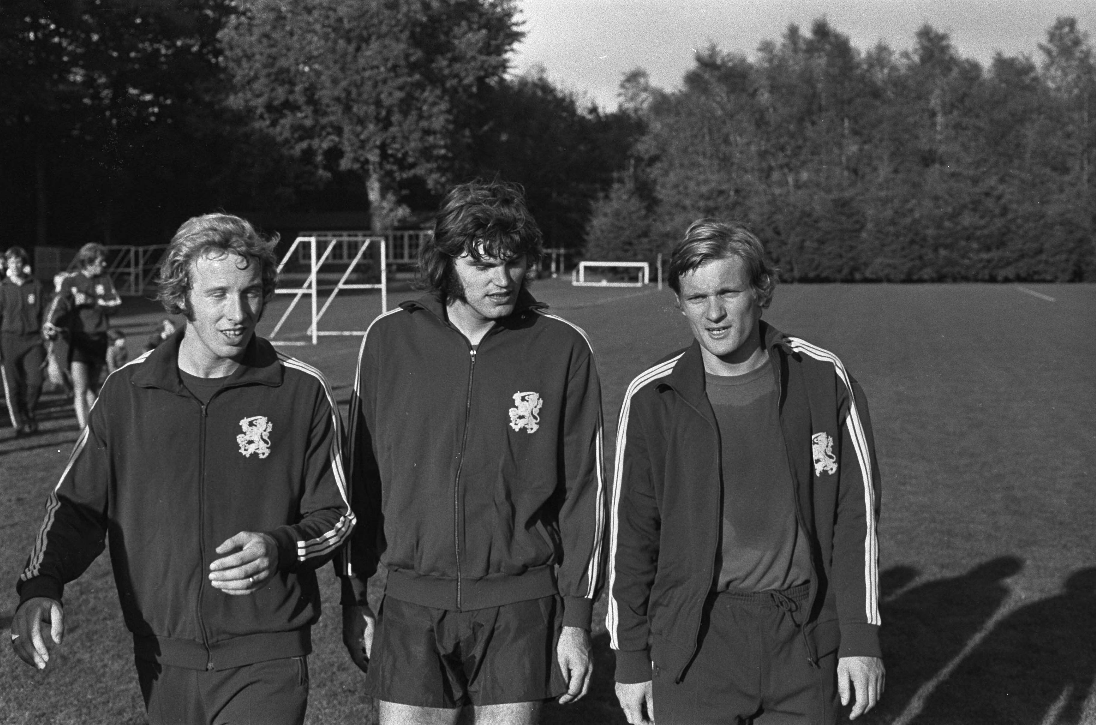 Fotocollectie Anefo — Nederlands elftal traint voor wedstrijd tegen DDR te Zeist v.l.n.r. debutanten Jan Jeuring , B. Hulshoff , H. Venneker — Foto: Evers, Joost / Anefo. Licentie: Set B: Rechtenvrij / Publiek Domein. Bron: Nationaal Archief. http://hdl.handle.net/10648/abd1dca2-d0b4-102d-bcf8-003048976d84