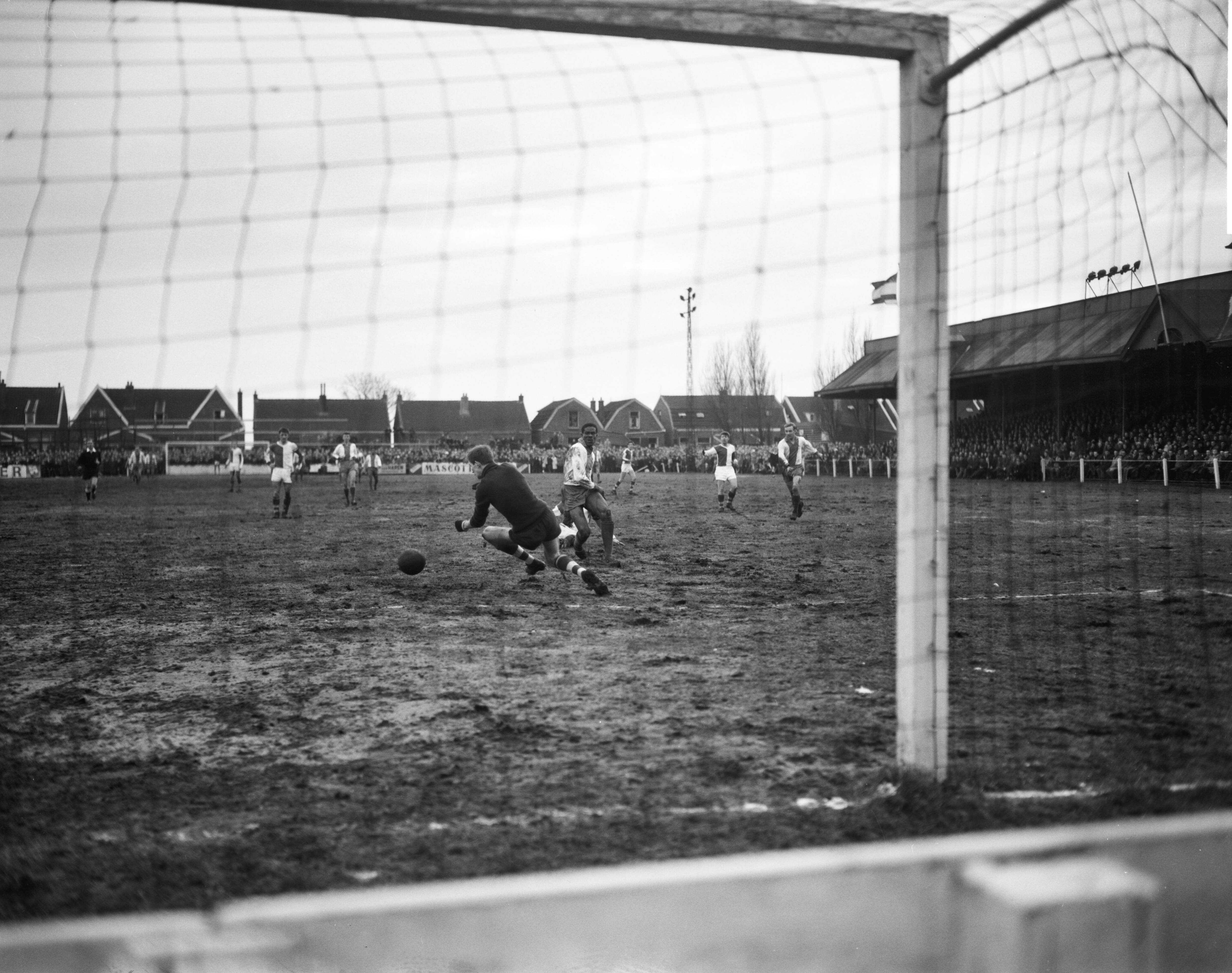 Fotocollectie Anefo — Voetbal. ZFC tegen Elinkwijk 1-2. Spelmoment. Michel Kruin (Elinkwijk) voor het doel van ZFC-keeper De Ruyter — Foto: Bilsen, Joop van / Anefo. Licentie: Set B: Rechtenvrij / Publiek Domein. Bron: Nationaal Archief. http://hdl.handle.net/10648/a9f7494e-d0b4-102d-bcf8-003048976d84
