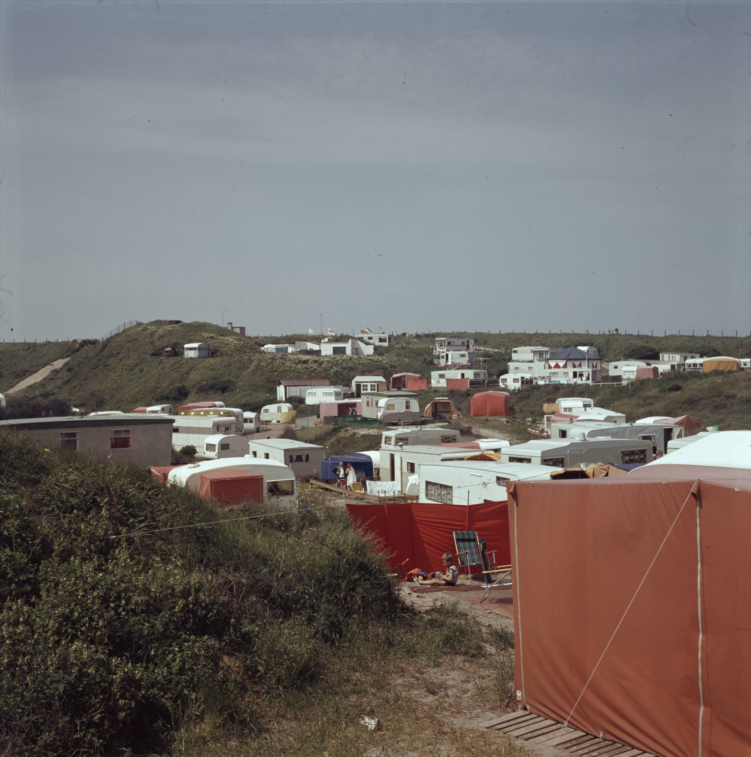 Reportage Nederland — Camping bij Zandvoort — Foto: Poll, Willem van de. Licentie: Set B: Rechtenvrij / Publiek Domein. Bron: Nationaal Archief. http://hdl.handle.net/10648/aeef4550-d0b4-102d-bcf8-003048976d84