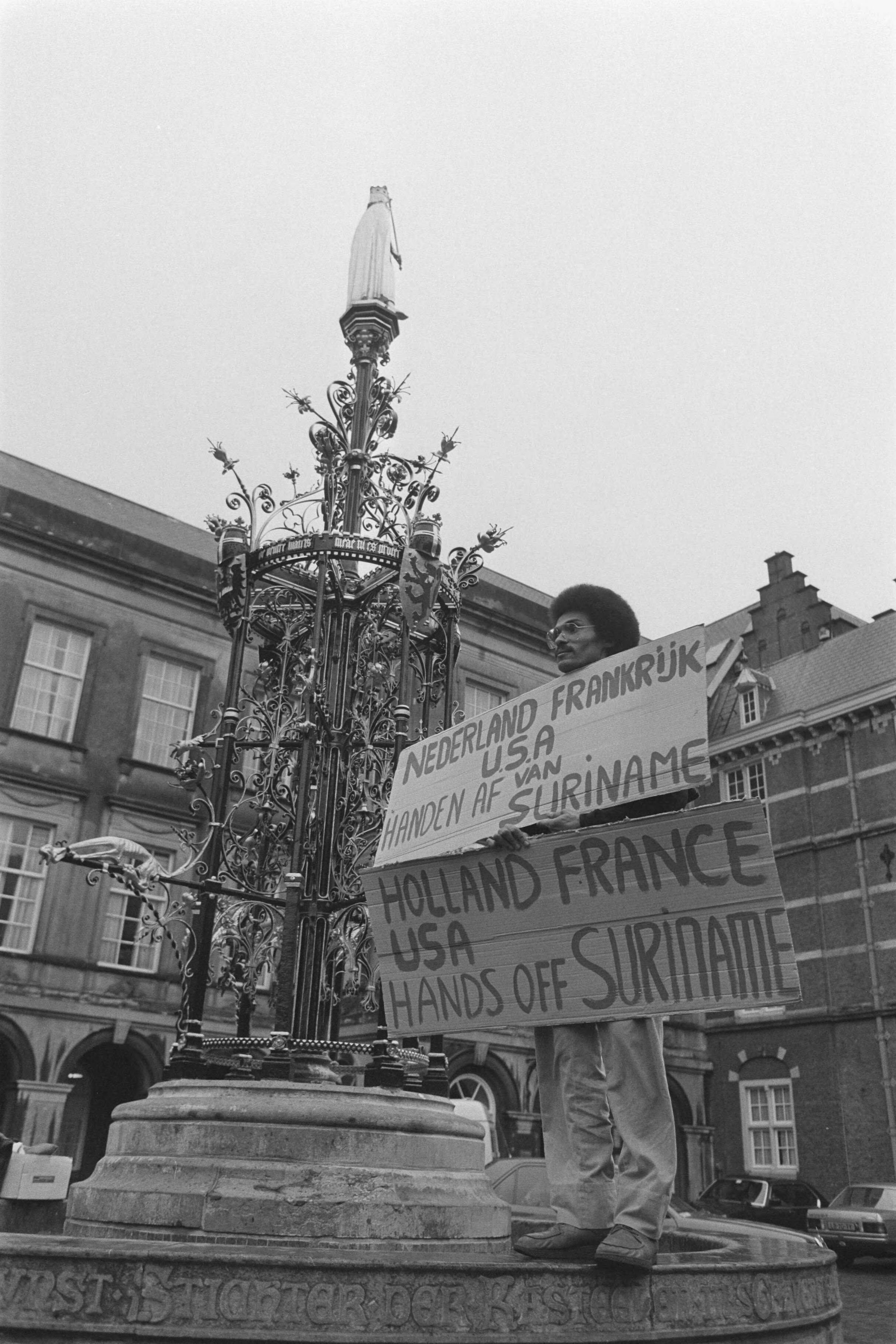 Fotocollectie Anefo — Demonstratie pro-Bouterse van "Liga van Surinaamse Patriotten" op Binnenhof in Den Haag — Foto: Bogaerts, Rob / Anefo. Licentie: Set B: Rechtenvrij / Publiek Domein. Bron: Nationaal Archief. http://hdl.handle.net/10648/ad5ac3f4-d0b4-102d-bcf8-003048976d84