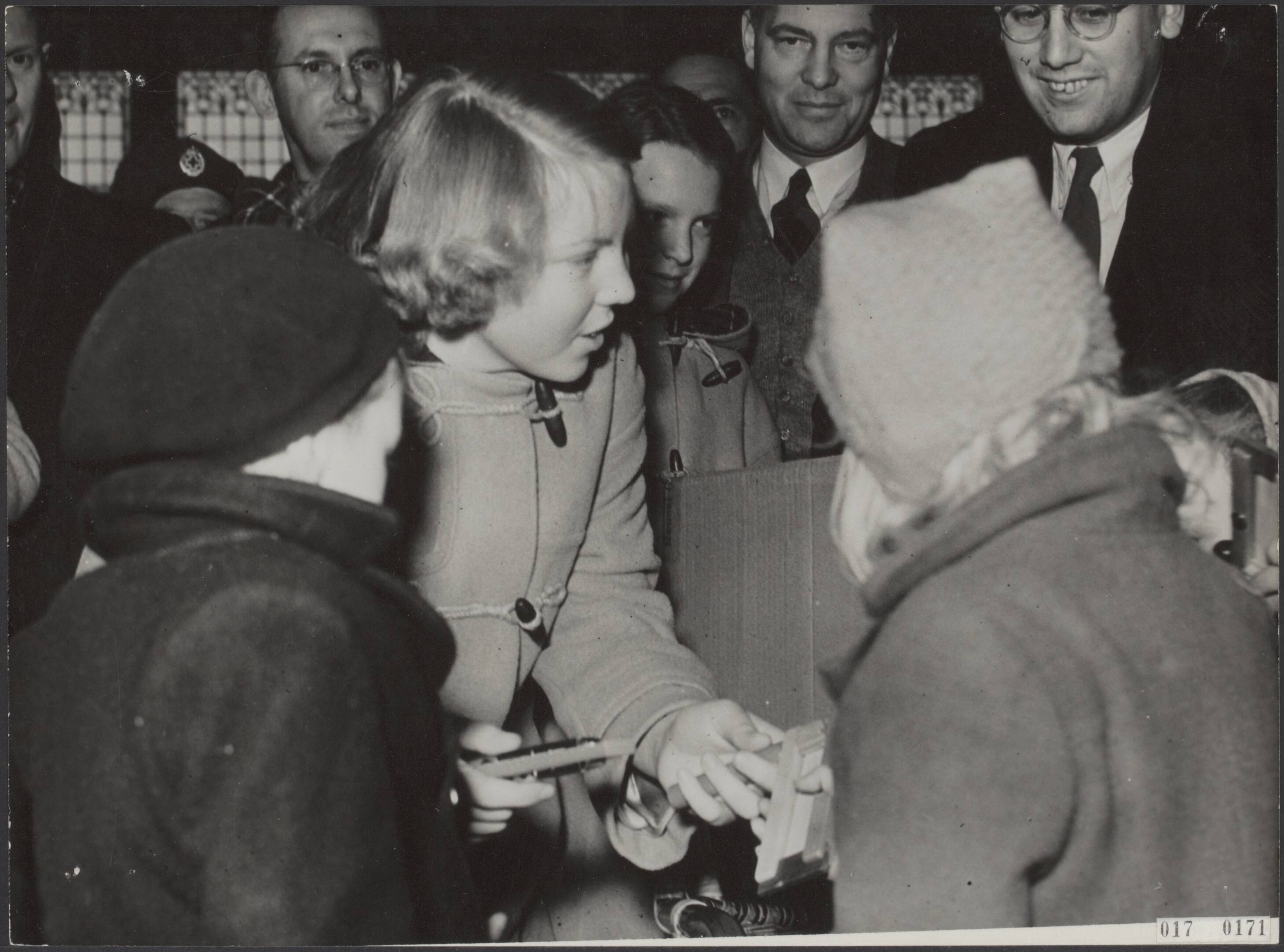 Fotocollectie Elsevier Binnenland — Bezoek door prinses Beatrix en prinses Irene aan het evacuatiecentrum in De Bilt. Zij deelden daar speelgoed uit aan kinderen uit Zierikzee — Foto: Fotograaf Onbekend / Anefo. Licentie: Set B: Rechtenvrij / Publiek Domein. Bron: Nationaal Archief. http://hdl.handle.net/10648/adbcf8a8-d0b4-102d-bcf8-003048976d84
