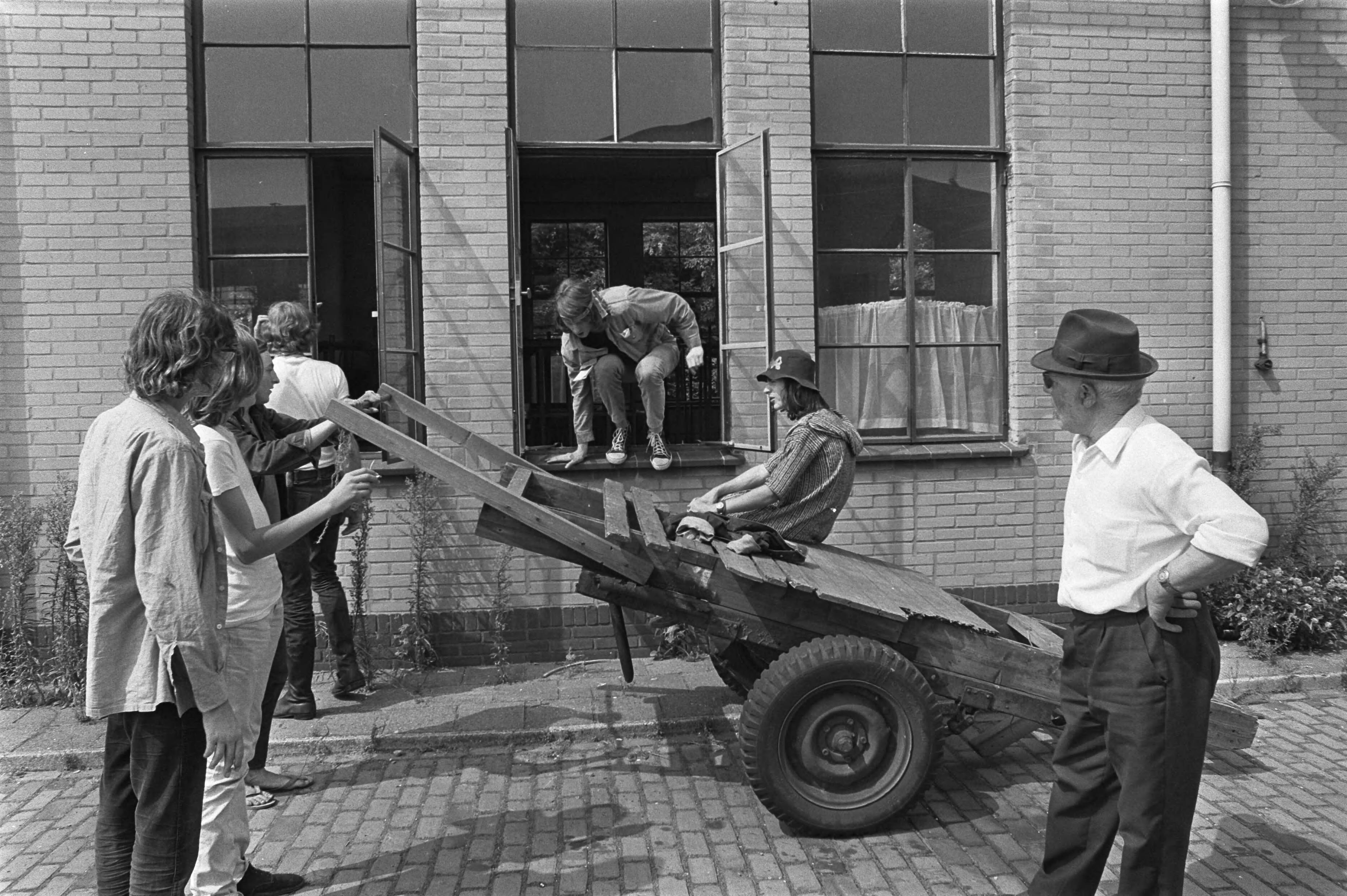 Fotocollectie Anefo — Kabouters uit Amsterdam en Den Haag hebben in Den Haag het voormalige Milvakamp bezet en hebben er hun Ministerie van Offensie gevestigd — Foto: Mieremet, Rob / Anefo. Licentie: Set B: Rechtenvrij / Publiek Domein. Bron: Nationaal Archief. http://hdl.handle.net/10648/ab9e6bec-d0b4-102d-bcf8-003048976d84