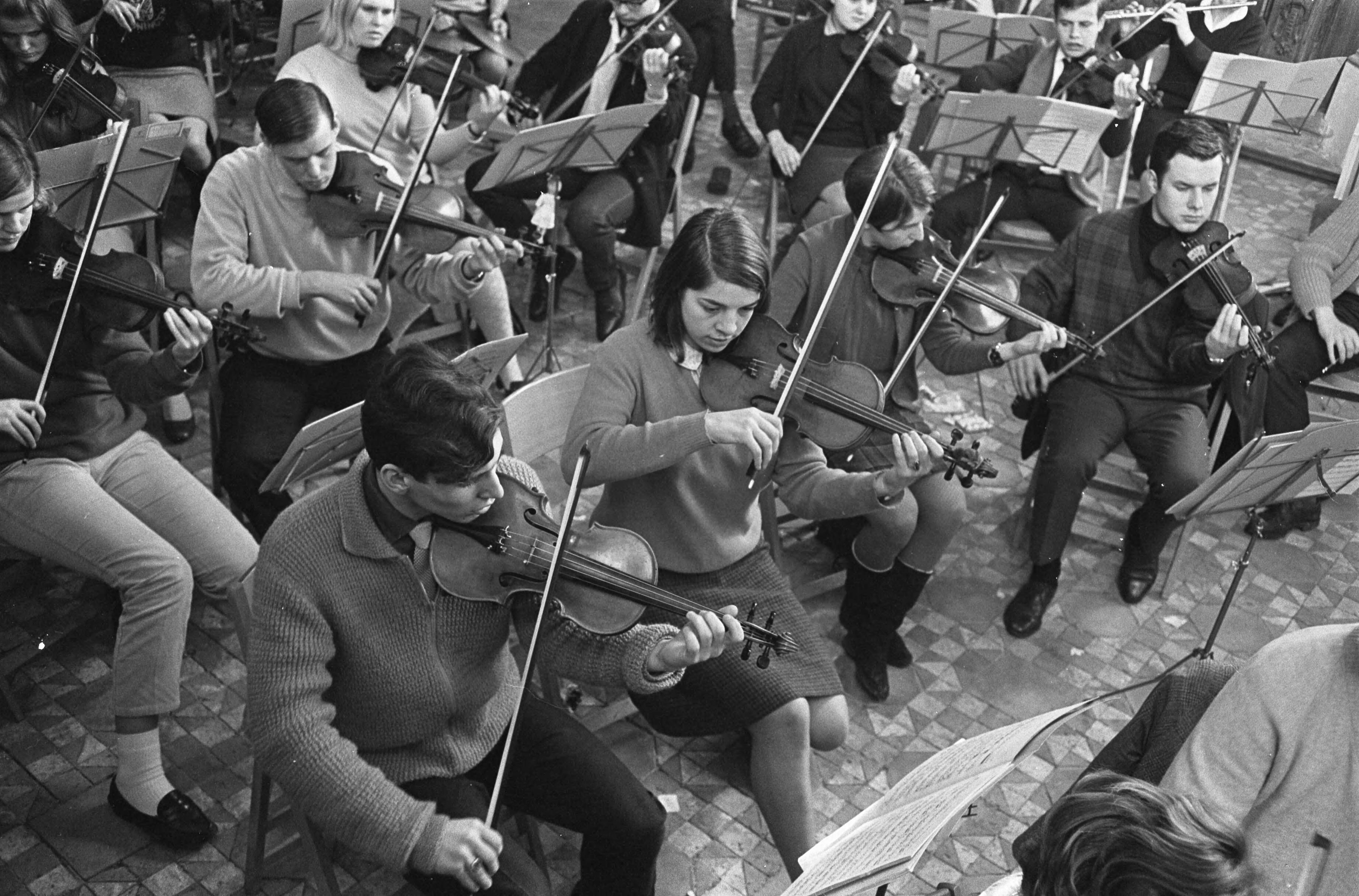 Fotocollectie Anefo — Studenten Orkest oefent in kerk van Bergen. De strijkers in aktie — Foto: Koch, Eric / Anefo. Licentie: Set B: Rechtenvrij / Publiek Domein. Bron: Nationaal Archief. http://hdl.handle.net/10648/ab31d28e-d0b4-102d-bcf8-003048976d84