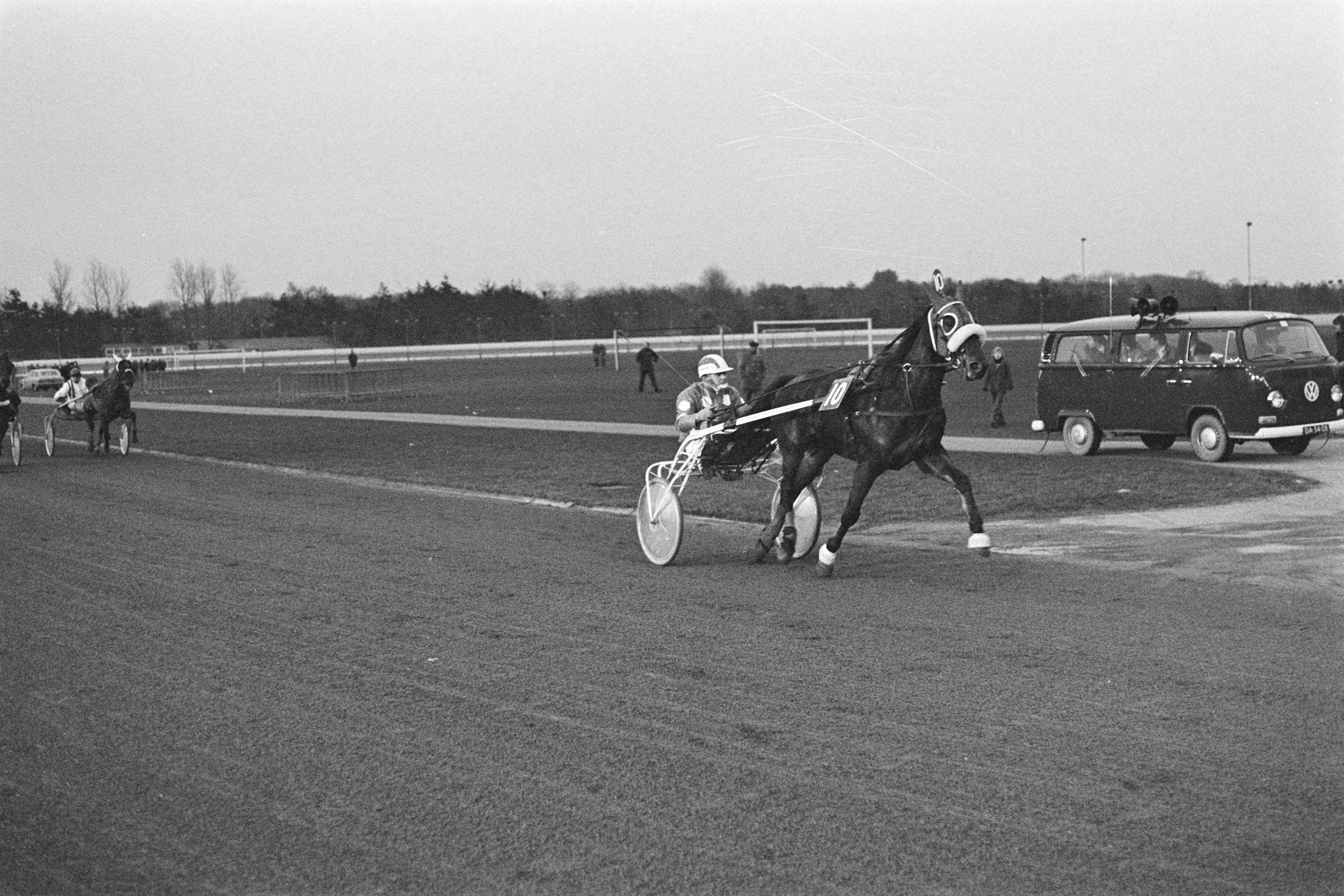 Fotocollectie Anefo — Draverij om Gouden Paard in Hilversum; Kees Verkerk over de finish — Foto: Mieremet, Rob / Anefo. Licentie: Set B: Rechtenvrij / Publiek Domein. Bron: Nationaal Archief. http://hdl.handle.net/10648/ac7b1bd2-d0b4-102d-bcf8-003048976d84