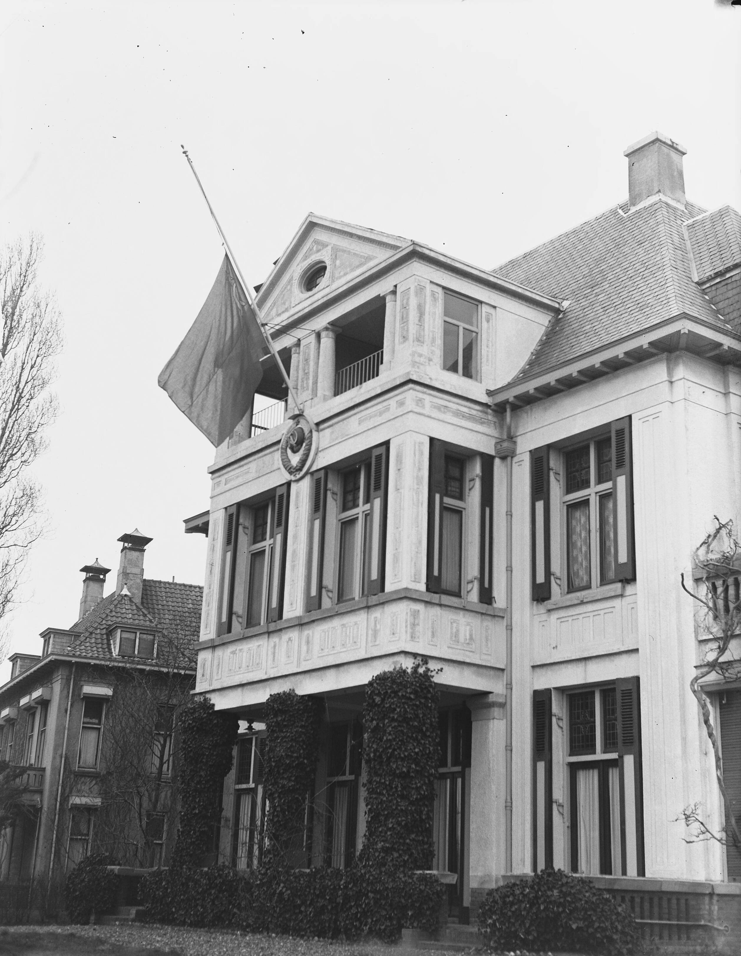 Fotocollectie Anefo — Russische ambassade in Den Haag met vlag halfstok — Foto: Duinen, H. van / Anefo. Licentie: Set B: Rechtenvrij / Publiek Domein. Bron: Nationaal Archief. http://hdl.handle.net/10648/a907b6b8-d0b4-102d-bcf8-003048976d84