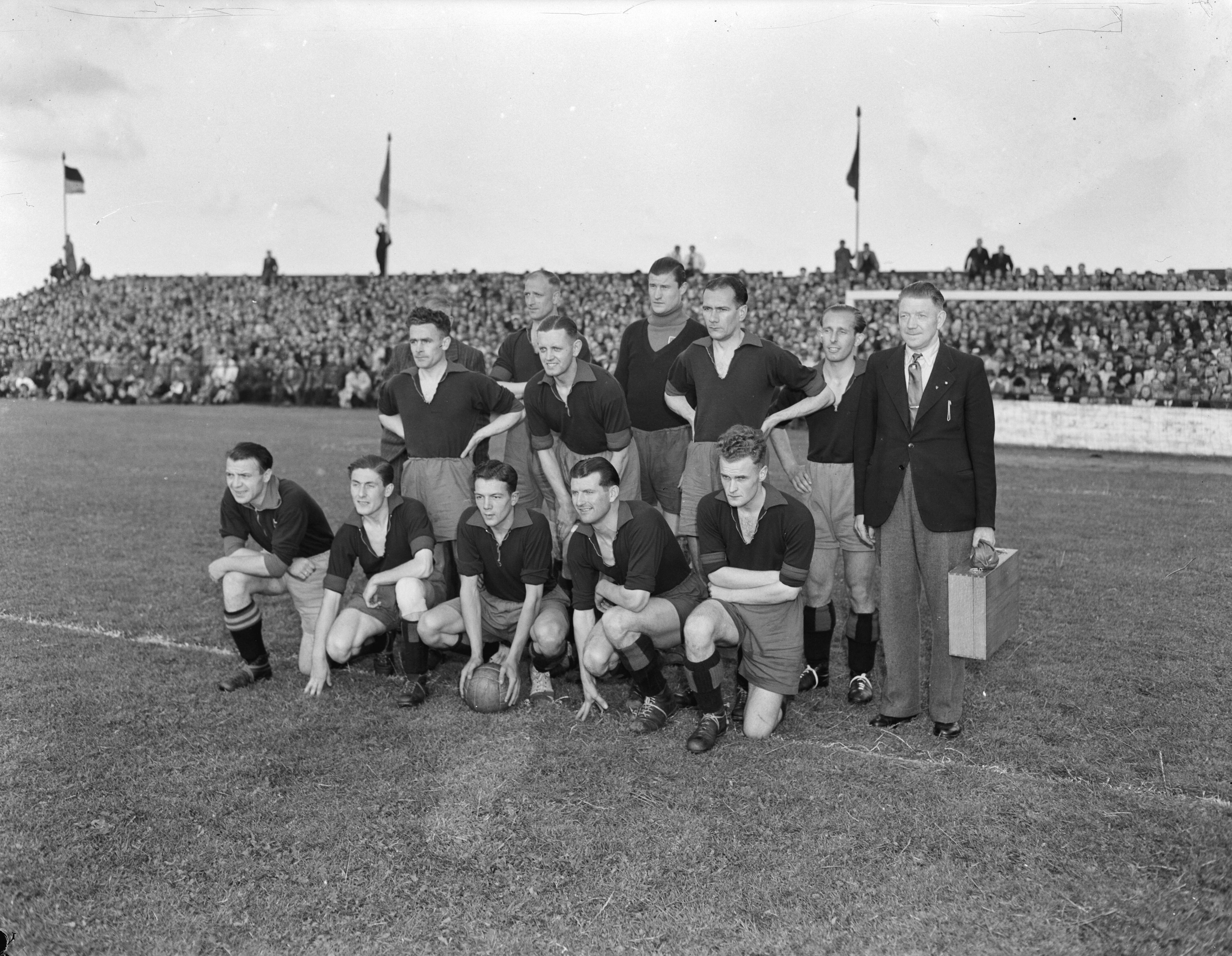 Fotocollectie Anefo — Voetbal. Haarlem, kampioen van Nederland. Elftal Haarlem — Foto: Raucamp, Koos / Anefo. Licentie: Set B: Rechtenvrij / Publiek Domein. Bron: Nationaal Archief. http://hdl.handle.net/10648/a8a096b8-d0b4-102d-bcf8-003048976d84