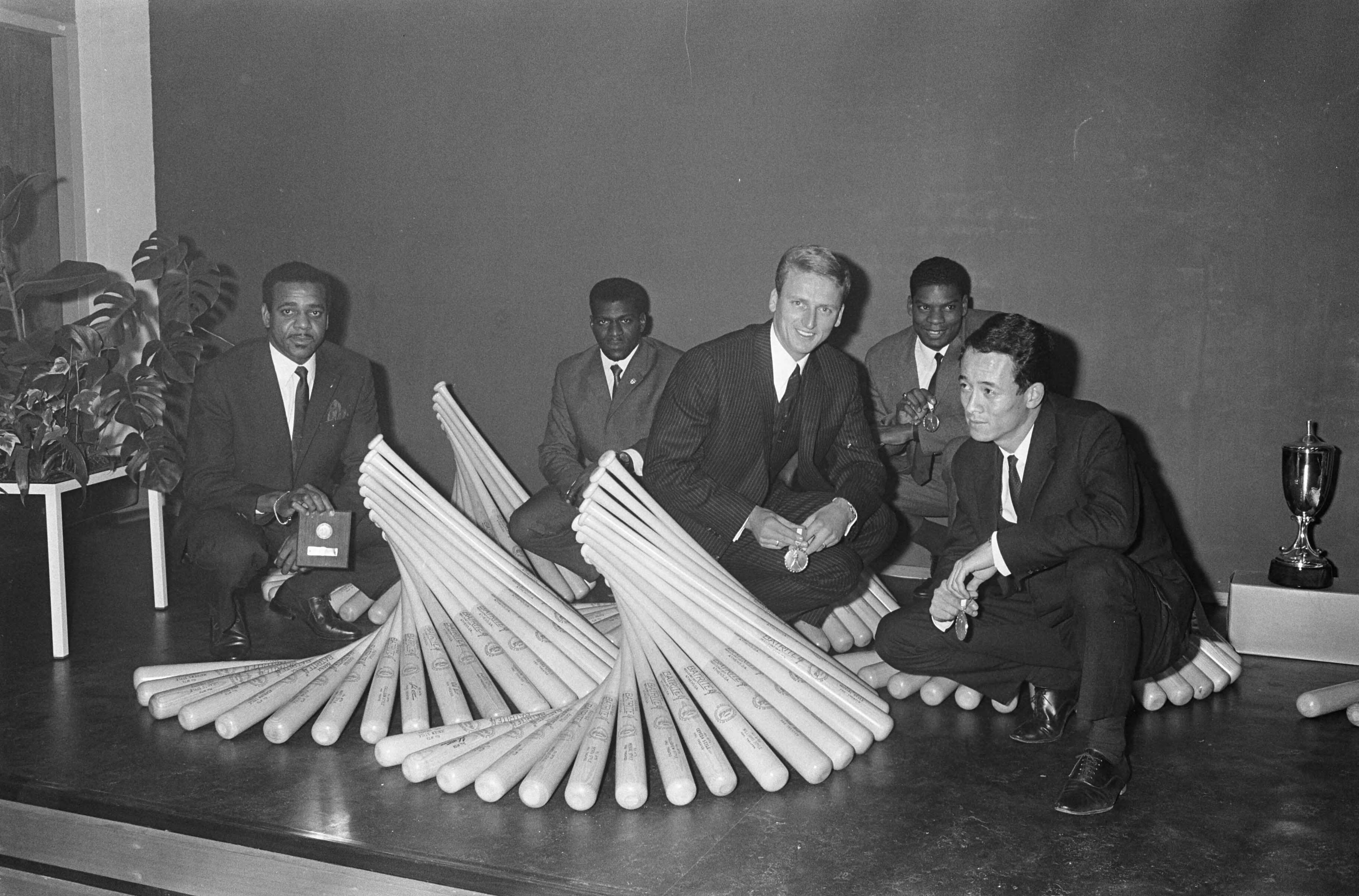 Honkballers in Haarlem door de KNBSB onderscheiden — V.l.n.r. Arindell, H. John, Herman Breidschat, Hamilton Richardson en R. Dom — Foto: Fotograaf Onbekend / Anefo. Licentie: Set B: Rechtenvrij / Publiek Domein. Bron: Nationaal Archief. http://hdl.handle.net/10648/ab02052c-d0b4-102d-bcf8-003048976d84