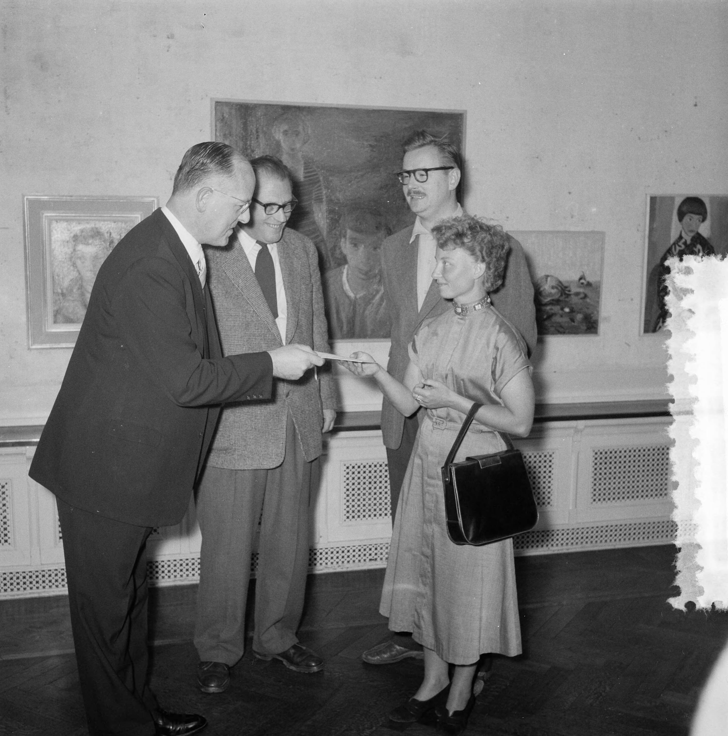 Fotocollectie Anefo — Uitreiking Jacob Marisprijs te Den Haag. Burgemeester Schokking overhandigt een van de drie prijzen aan tekenares Jenny Dalenoord. Achter haar Co Westerik, in het midden Willem Hussem — Foto: Behrens, Herbert F. / Anefo. Licentie: Set B: Rechtenvrij / Publiek Domein. Bron: Nationaal Archief. http://hdl.handle.net/10648/a938f098-d0b4-102d-bcf8-003048976d84