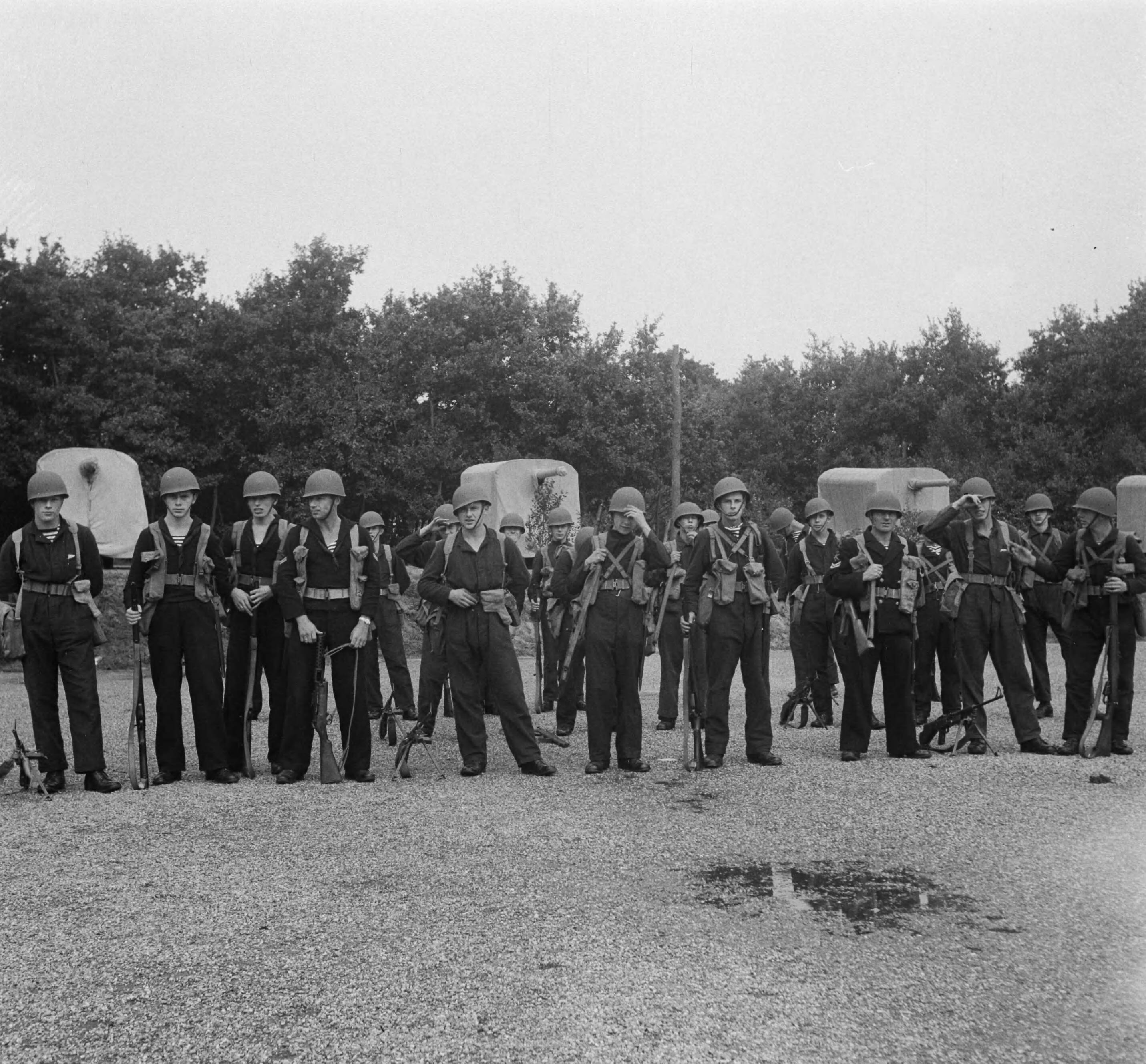 MOK Hilversum 1948 — MOK Hilversum. Matrozen groepje met helmen bij mitrailleu — Foto: Steenkamp, B.J.J. (Ben) / Anefo. Licentie: Set B: Rechtenvrij / Publiek Domein. Bron: Nationaal Archief. http://hdl.handle.net/10648/a8bda140-d0b4-102d-bcf8-003048976d84