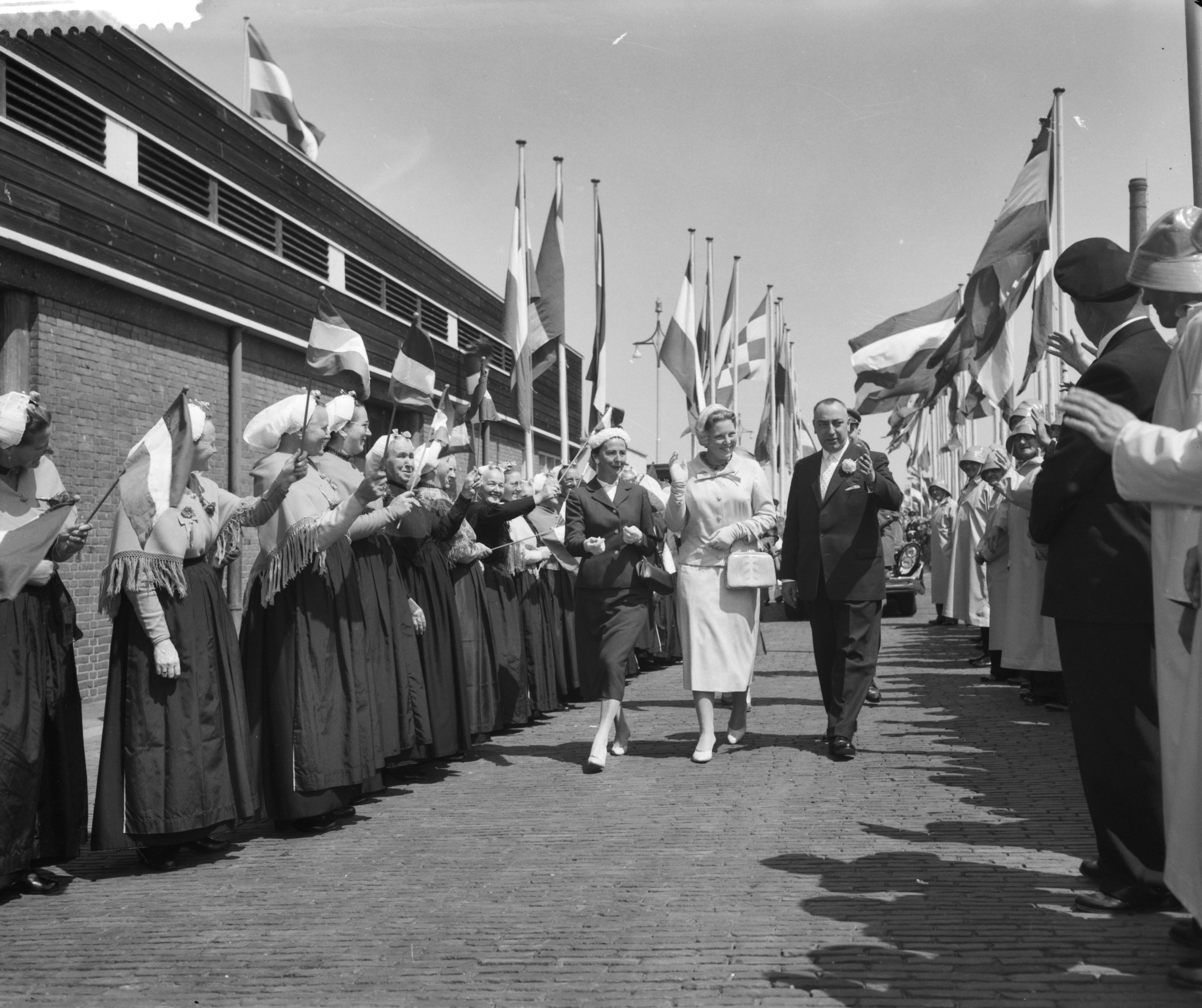 Fotocollectie Anefo — Prinses Beatrix bezoekt 500 poliopatientjes in Scheveningen. De prinses schrijdt door een erehaag van Scheveningse vrouwen en oud-schippers en zeeliden van de Koninklijke Noord- en Zuidhollandse reddingsmaatschappij — Foto: Bilsen, Joop van / Anefo. Licentie: Set B: Rechtenvrij / Publiek Domein. Bron: Nationaal Archief. http://hdl.handle.net/10648/a980217a-d0b4-102d-bcf8-003048976d84