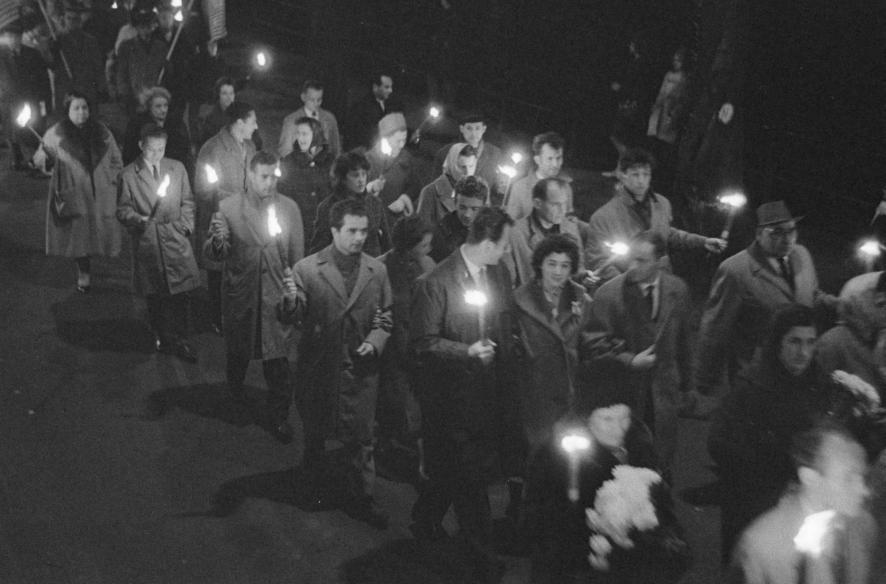 Fotocollectie Anefo — Fakkeloptocht van Hongaarse vluchtelingen in Den Haag ter herdenking van de opstand van 1956 — Foto: Pot, Harry / Anefo. Licentie: Set B: Rechtenvrij / Publiek Domein. Bron: Nationaal Archief. http://hdl.handle.net/10648/a9ea6f94-d0b4-102d-bcf8-003048976d84