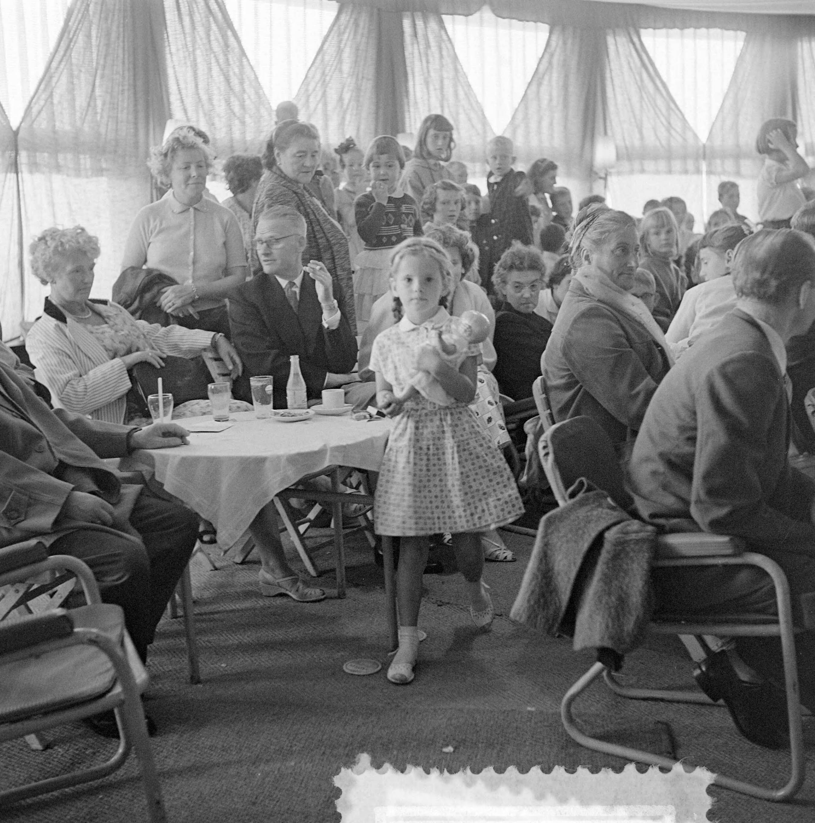 Fotocollectie Anefo — Kindermodeshow Fa. Nooy Zandvoort — Foto: Pot, Harry / Anefo. Licentie: Set B: Rechtenvrij / Publiek Domein. Bron: Nationaal Archief. http://hdl.handle.net/10648/a967550a-d0b4-102d-bcf8-003048976d84