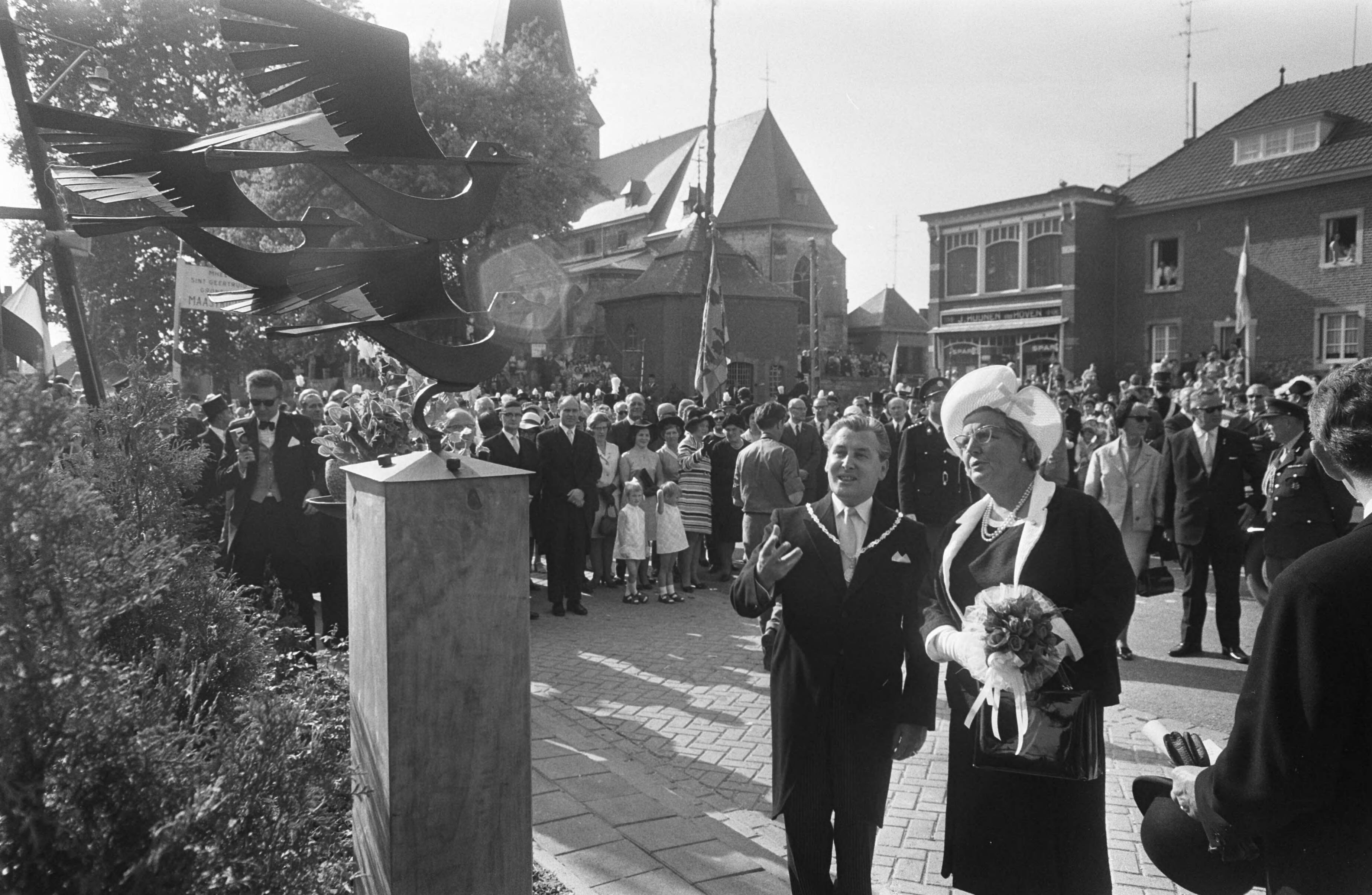 Fotocollectie Anefo — Koningin Juliana bezoekt Zuid Limburg ter gelegenheid van de 25-jarige herdenking van de bevrijding: koningin Juliana onthult het bevrijdingsmonument te Noorbeek — Foto: Mieremet, Rob / Anefo. Licentie: Set B: Rechtenvrij / Publiek Domein. Bron: Nationaal Archief. http://hdl.handle.net/10648/ab79862e-d0b4-102d-bcf8-003048976d84