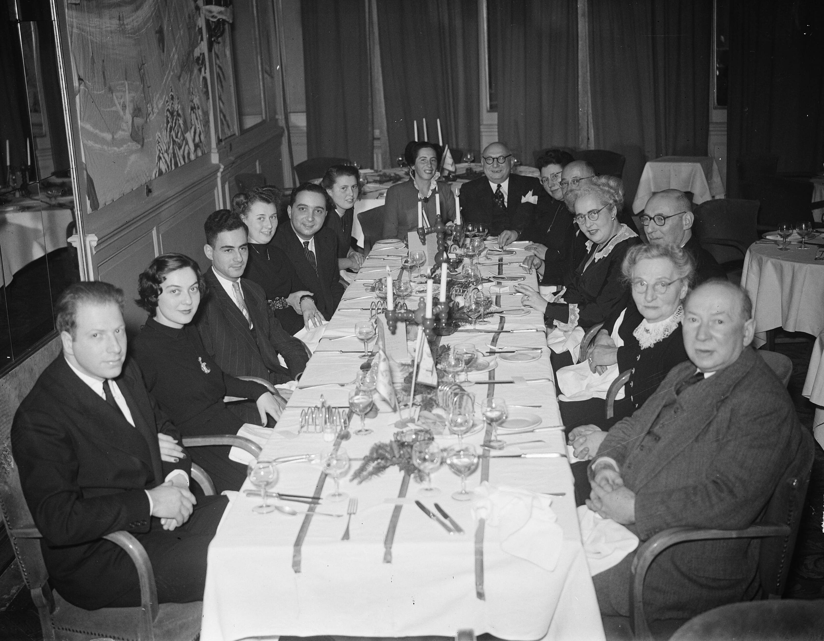 Fotocollectie Anefo — Kerstdiner mevrouw Rooselaar Amstel 194. Groepje diner Pays Bas te Utrecht — Foto: Averink, […] / Anefo. Licentie: Set B: Rechtenvrij / Publiek Domein. Bron: Nationaal Archief. http://hdl.handle.net/10648/a8c1b208-d0b4-102d-bcf8-003048976d84