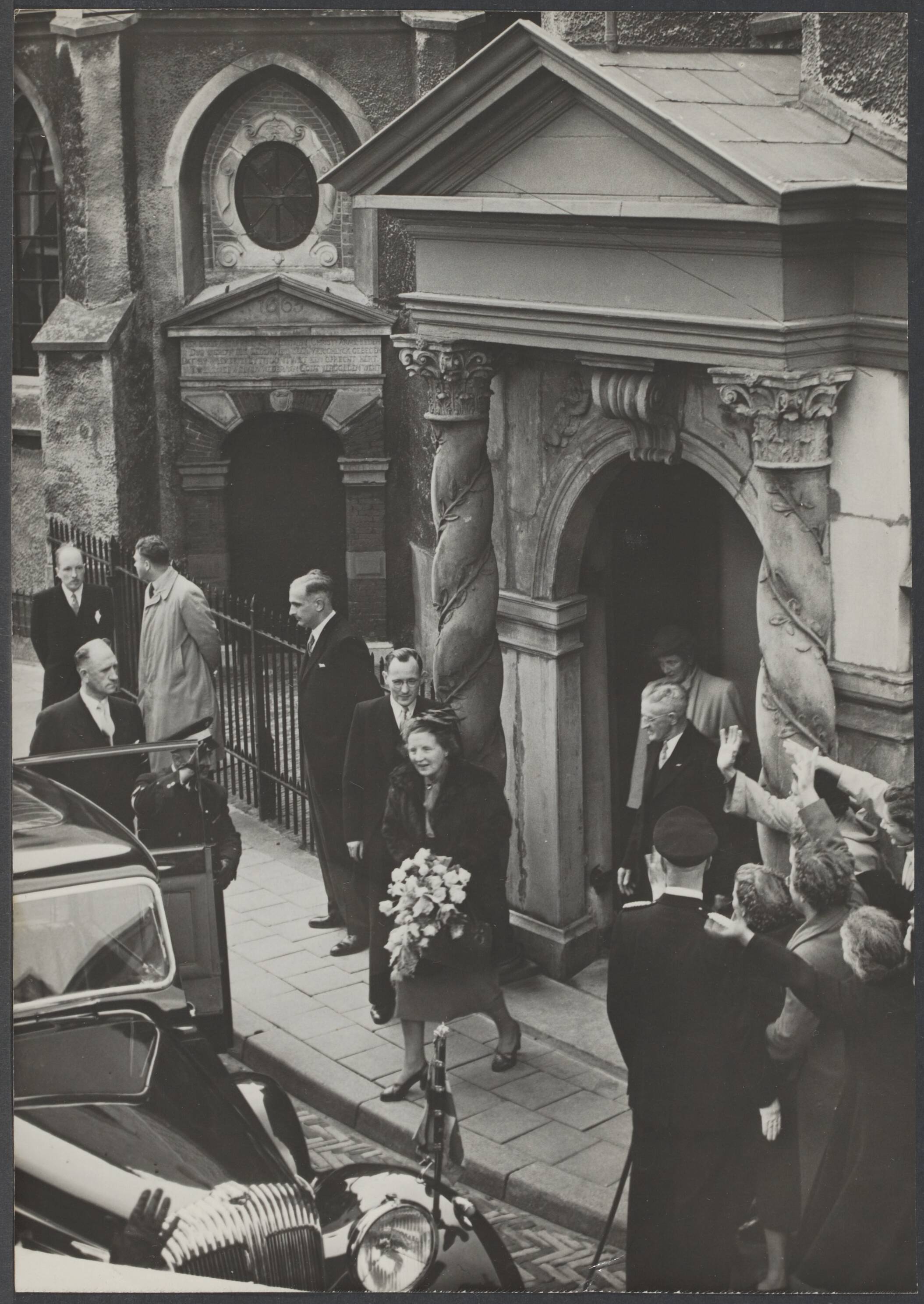 Leeuwarden (Ljouwert) VI - Gebouwen — Bezoek van koningin Juliana aan Leeuwarden i.v.m. het 100-jarig bestaan van de Friese Maatschappij van Landbouw. Zij woonde de wijdingsbijeenkomst bij in de Grote Kerk. Na afloop daarvan verliet zij de kerk door het Oranje-poortje — Foto: Onbekend / Publiek Domein of Rechtenvrij. Licentie: Set B: Rechtenvrij / Publiek Domein. Bron: Nationaal Archief. http://hdl.handle.net/10648/2ce8850e-f7b9-7d5d-88a7-ccd28dafb837