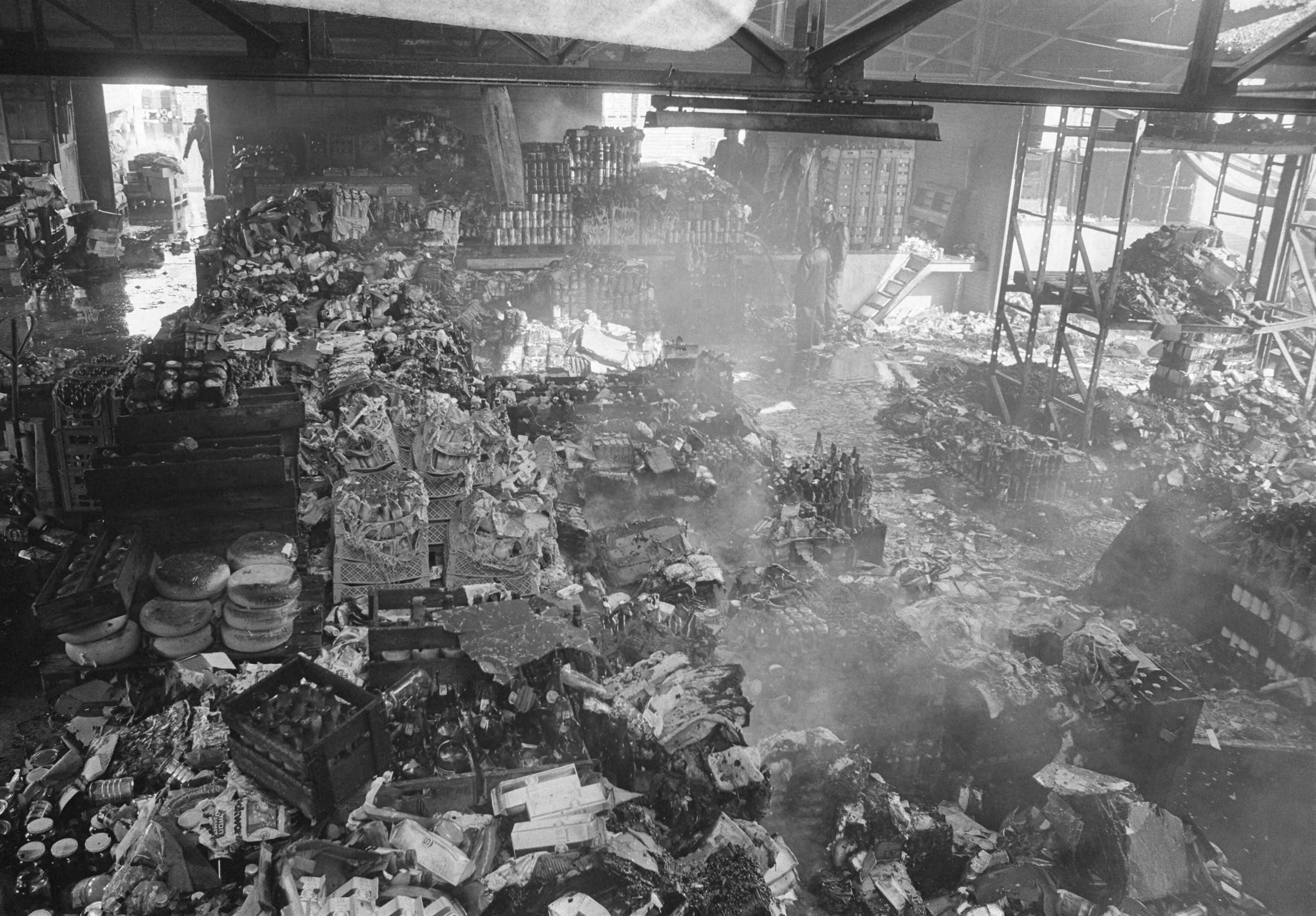 Fotocollectie Anefo — Brand in opslagplaats Simon de Wit , Zaandam — Foto: Verhoeff, Bert / Anefo. Licentie: Set B: Rechtenvrij / Publiek Domein. Bron: Nationaal Archief. http://hdl.handle.net/10648/abcde64c-d0b4-102d-bcf8-003048976d84