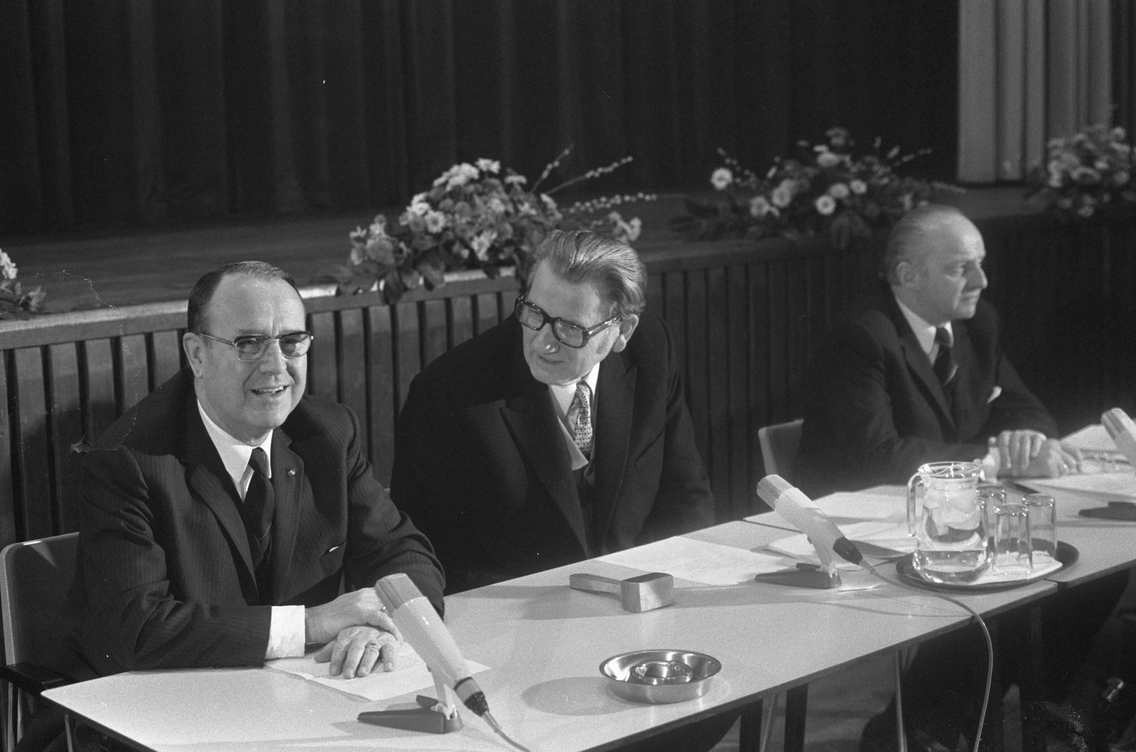 Burgemeester R. Laan (rechts) wordt geïnstalleerd als burgemeester van Zaanstad — Enkele van de aanwezigen aan tafel — Foto: Fotograaf Onbekend / Anefo. Licentie: Set B: Rechtenvrij / Publiek Domein. Bron: Nationaal Archief. http://hdl.handle.net/10648/ac3fd284-d0b4-102d-bcf8-003048976d84