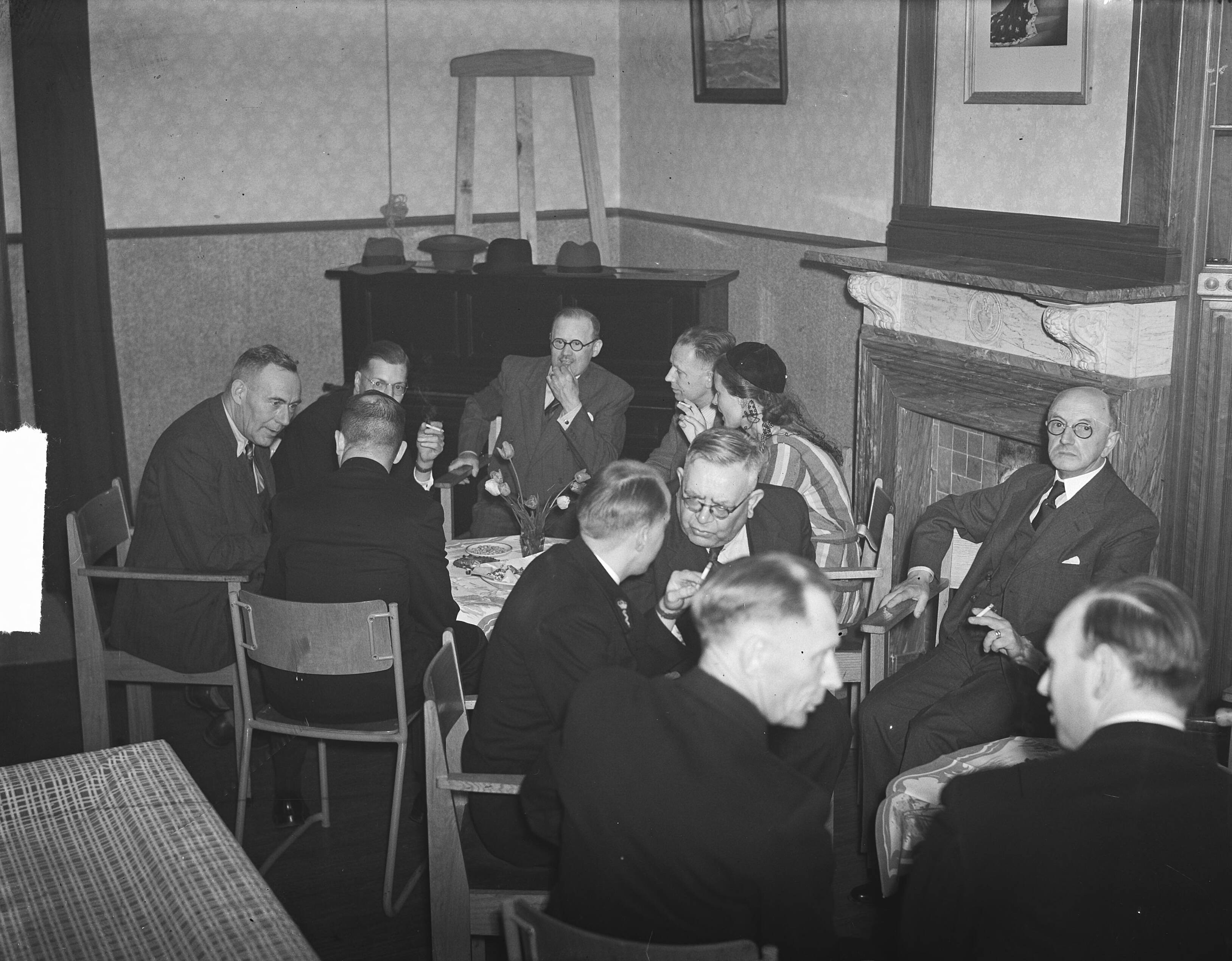 Fotocollectie Anefo — Bezoek Marine Hospitaal te Overveen — Foto: Nijs, Jac. de / Anefo. Licentie: Set B: Rechtenvrij / Publiek Domein. Bron: Nationaal Archief. http://hdl.handle.net/10648/a8d8518e-d0b4-102d-bcf8-003048976d84