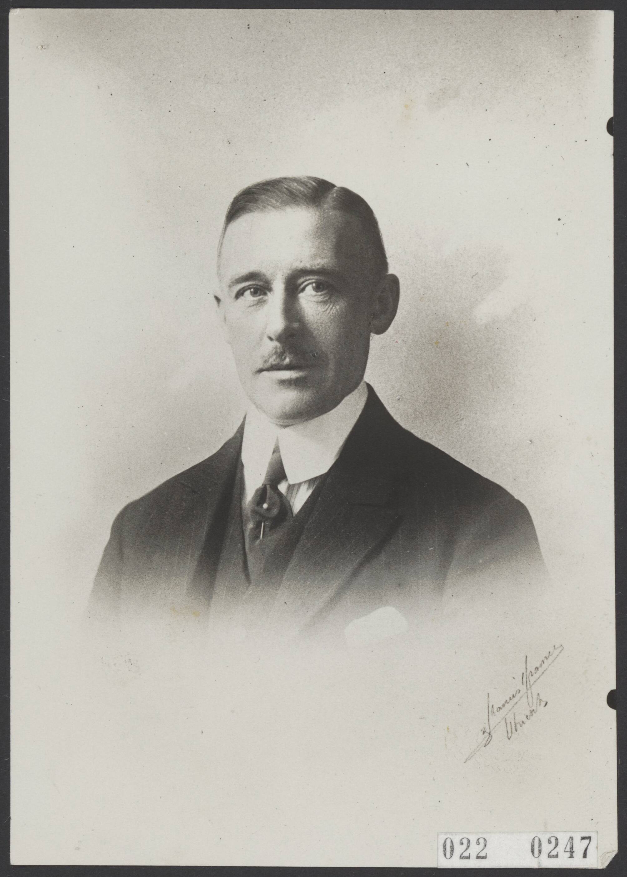 Fotocollectie Elsevier Binnenland — Jhr. K.W.L. de Muralt, burgemeester van Ter Aar — Foto: Fotopersbureau "Holland". Licentie: Set B: Rechtenvrij / Publiek Domein. Bron: Nationaal Archief. http://hdl.handle.net/10648/add18714-d0b4-102d-bcf8-003048976d84