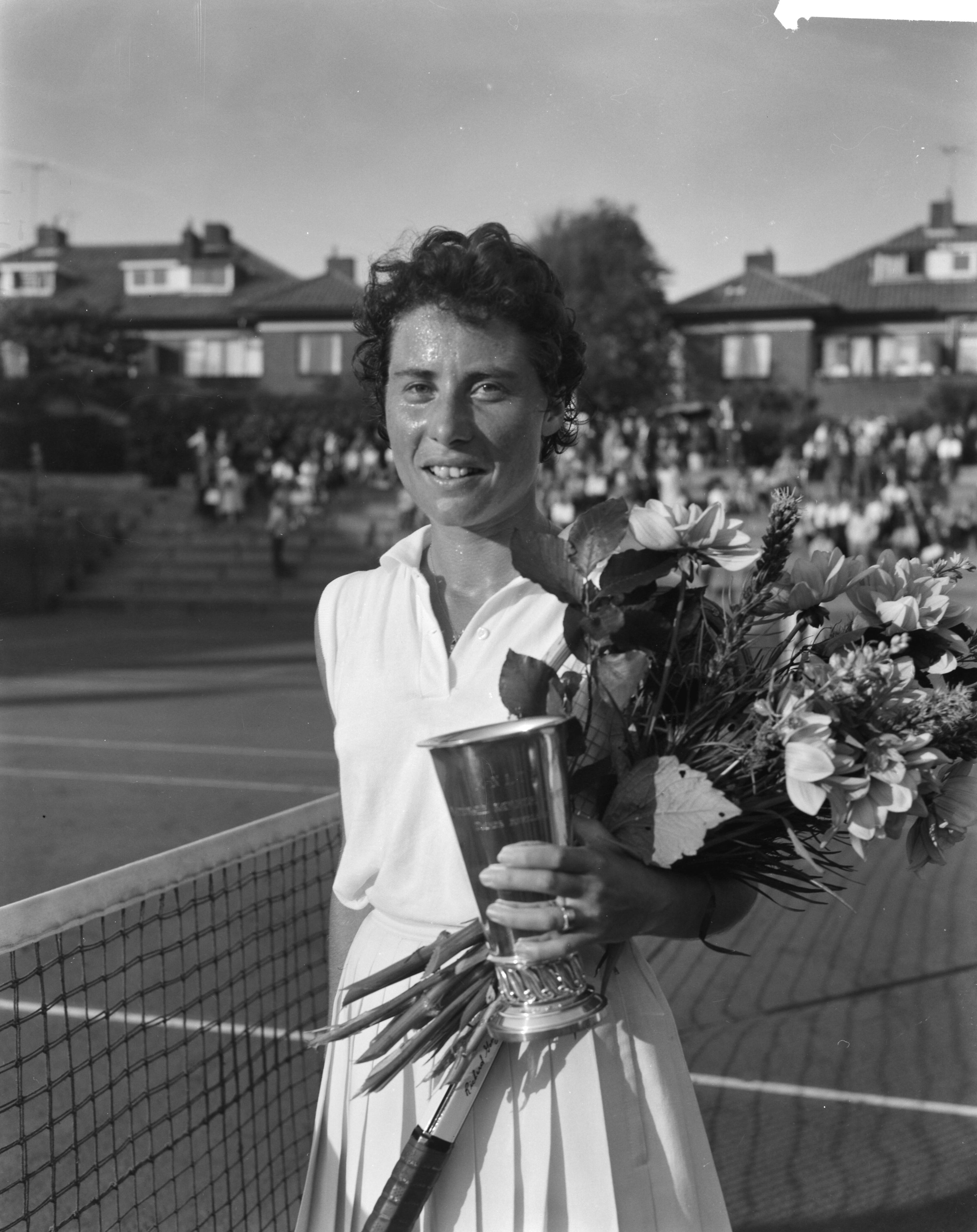 Fotocollectie Anefo — Nederlandse tenniskampioenschappen gespeeld op de METS-banen te Scheveningen. Mevrouw Eva de Jong Nederlandse tenniskampioene dames enkel — Foto: Bilsen, Joop van / Anefo. Licentie: Set B: Rechtenvrij / Publiek Domein. Bron: Nationaal Archief. http://hdl.handle.net/10648/aa143702-d0b4-102d-bcf8-003048976d84