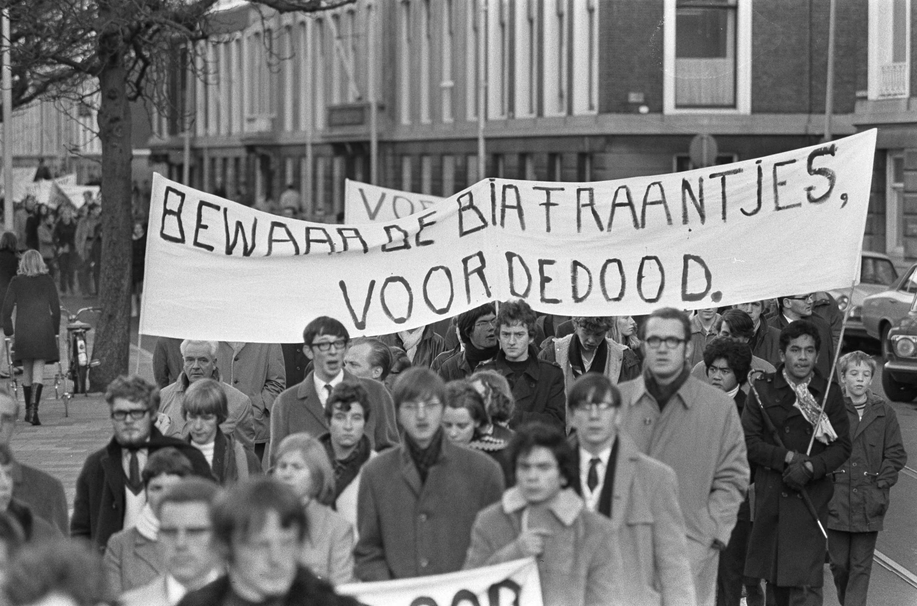 Fotocollectie Anefo — Ongeveer 10.000 kinderen van scholen uit het gehele land demonstreerden in Den Haag om de regering te herinneren aan de hongersnood in Biafra. Demonstranten met borden — Foto: Mieremet, Rob / Anefo. Licentie: Set B: Rechtenvrij / Publiek Domein. Bron: Nationaal Archief. http://hdl.handle.net/10648/ab8257f4-d0b4-102d-bcf8-003048976d84