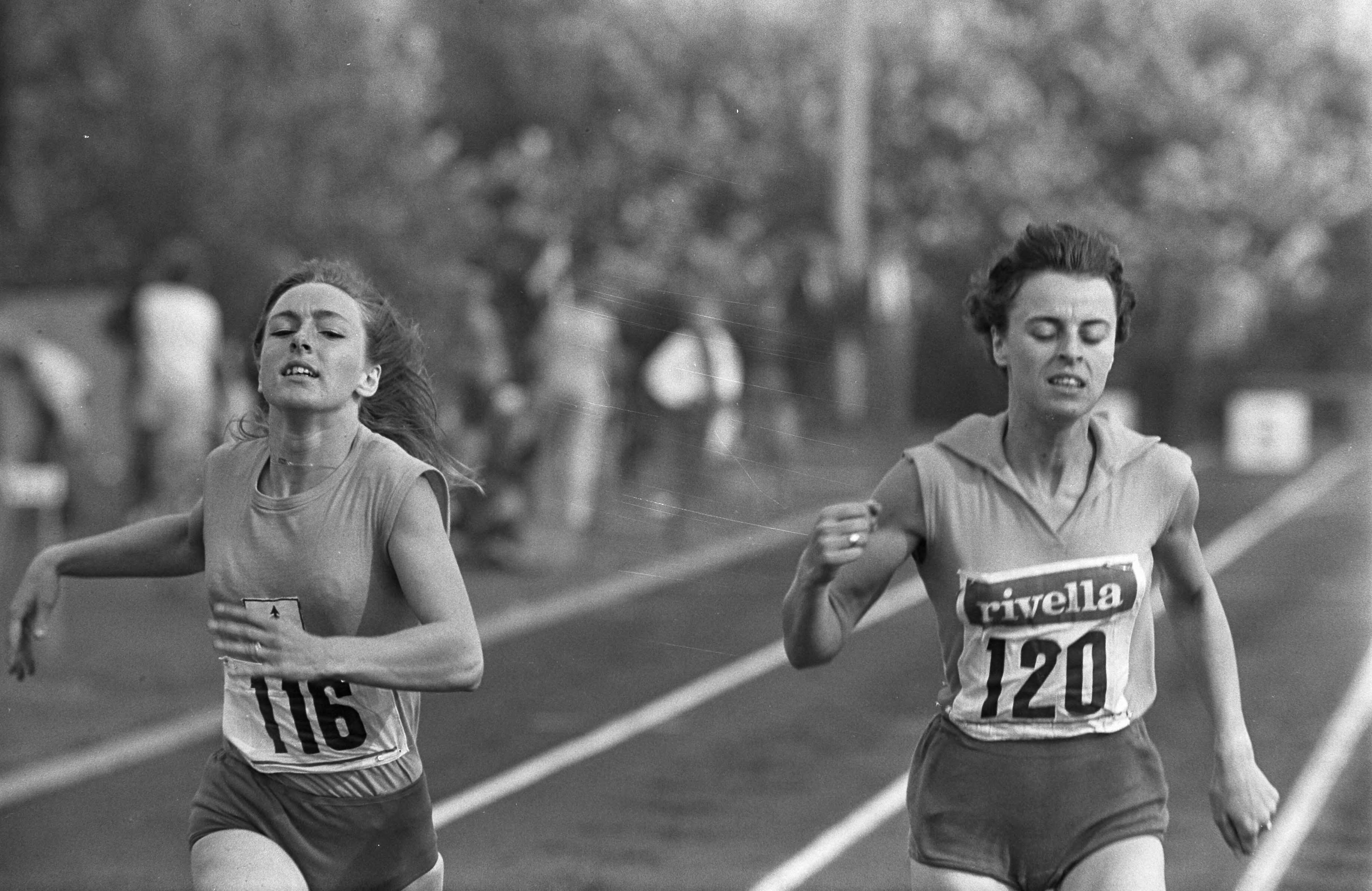 Nederlandse kampioenschappen atletiek 1968 — De marathonloop voor vrouwen: W. Wokke (links) en T. v.d. Made v.d. Zwaard lopen naast elkaar op de sintelbaan — Foto: Fotograaf Onbekend / Anefo. Licentie: Set B: Rechtenvrij / Publiek Domein. Bron: Nationaal Archief. http://hdl.handle.net/10648/ab4c0672-d0b4-102d-bcf8-003048976d84
