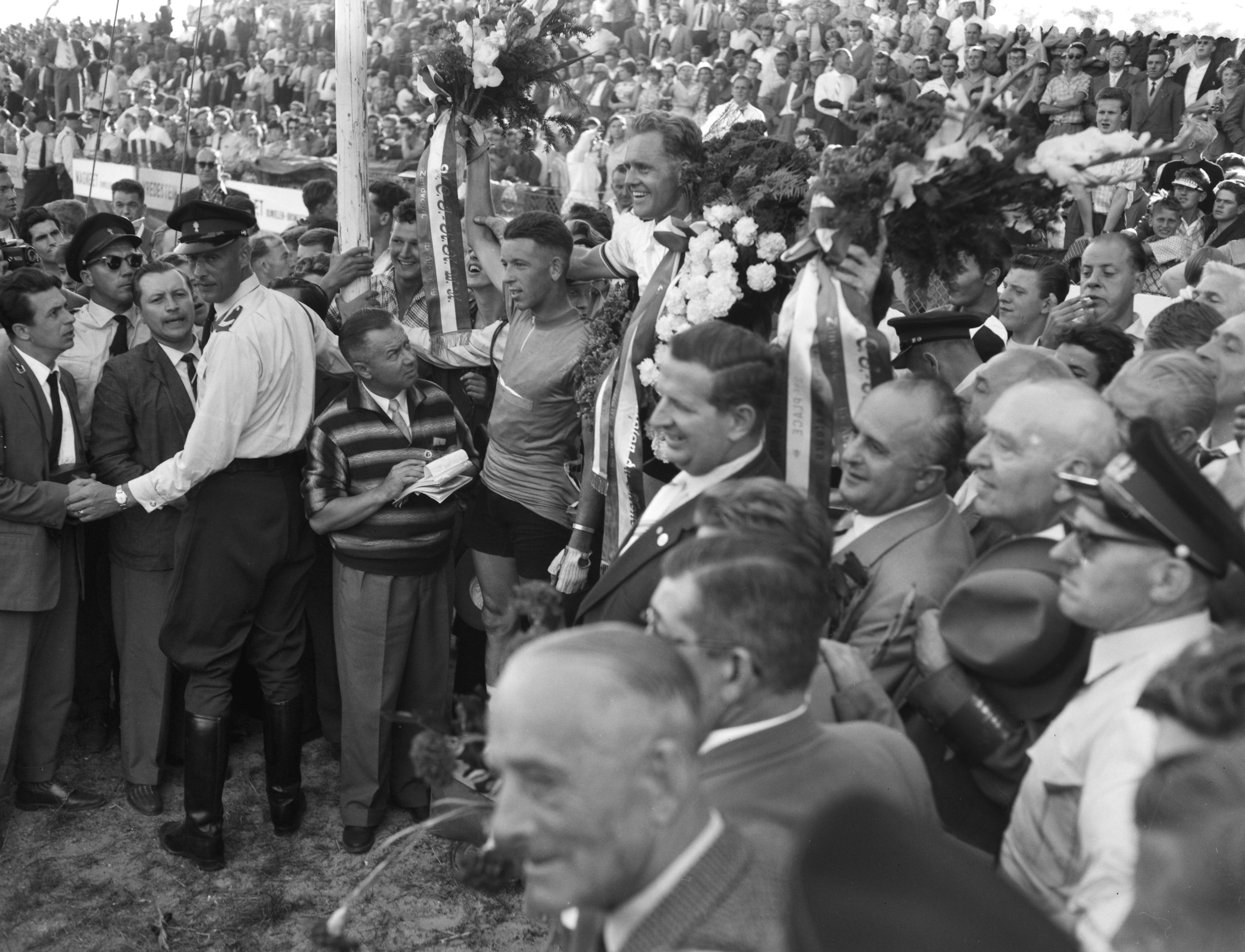 Fotocollectie Anefo — Wereldkampioenschappen wielrennen amateurs op de weg te Zandvoort, huldiging van de wereldkampioen Gustav-Adolf Schur (DDR) — Foto: Rossem, Wim van / Anefo. Licentie: Set B: Rechtenvrij / Publiek Domein. Bron: Nationaal Archief. http://hdl.handle.net/10648/a99b2e2a-d0b4-102d-bcf8-003048976d84