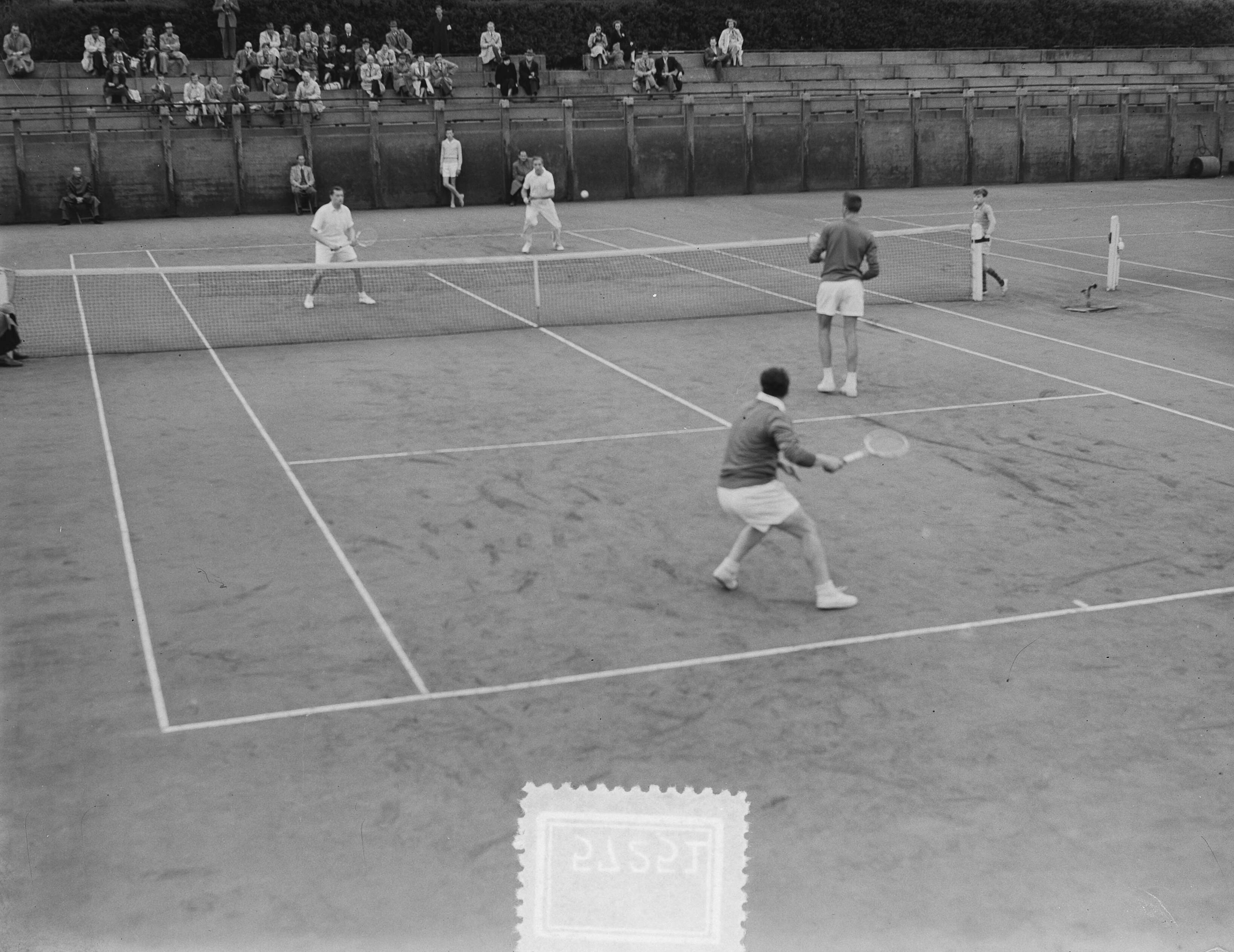 Fotocollectie Anefo — Tennis. Daviscup. Nederland tegen Italië op de METS-banen te Scheveningen. Dubbelspel. Van Swol / Wilton verliezen van de broers Sinola en Marcello del Bello — Foto: Duinen, H. van / Anefo. Licentie: Set B: Rechtenvrij / Publiek Domein. Bron: Nationaal Archief. http://hdl.handle.net/10648/a90c11f4-d0b4-102d-bcf8-003048976d84