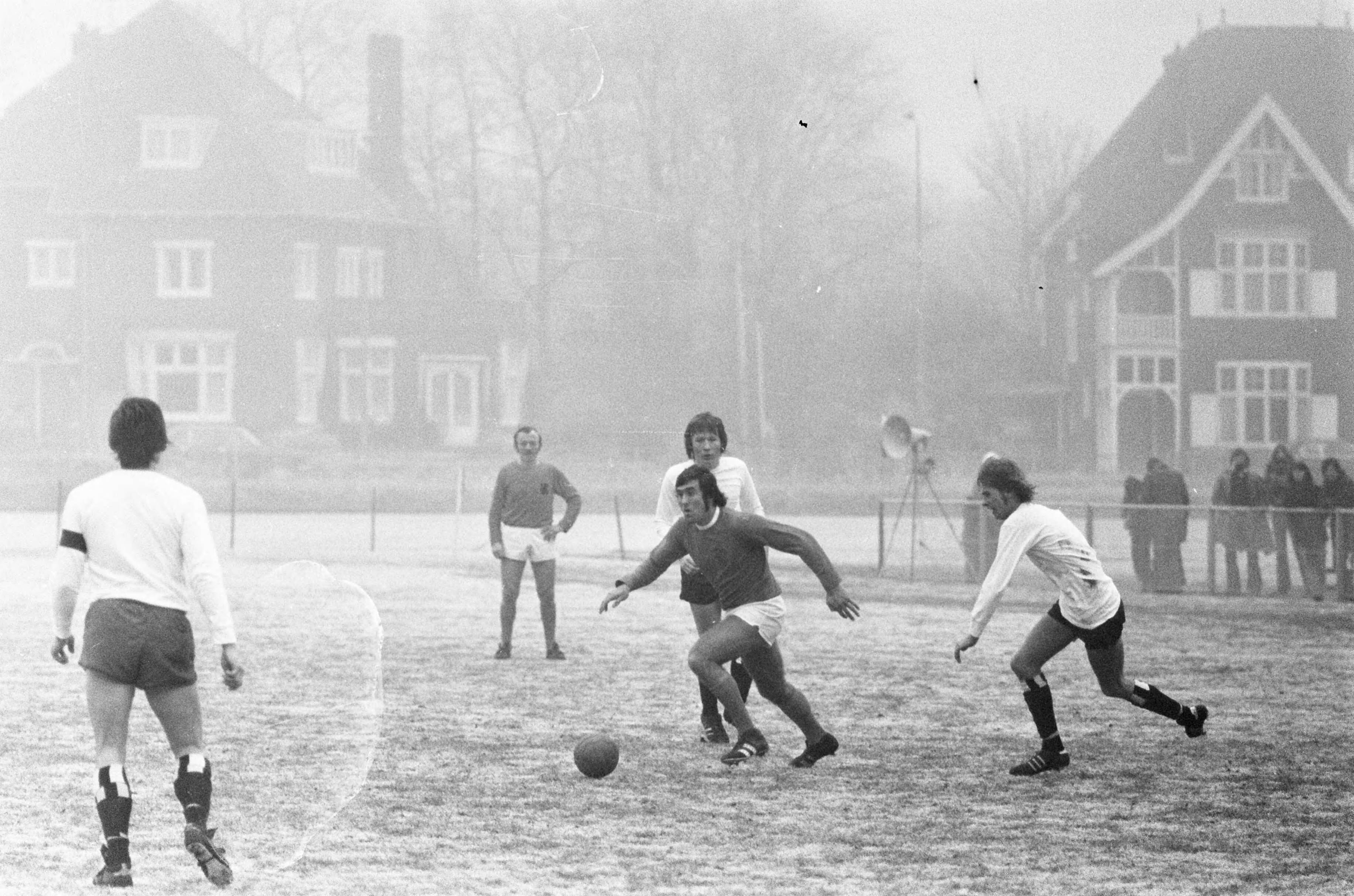 KHFC tegen Oud -Internationals — Sjaak Swart in actie — Foto: Fotograaf Onbekend / Anefo. Licentie: Set B: Rechtenvrij / Publiek Domein. Bron: Nationaal Archief. http://hdl.handle.net/10648/ac3fc578-d0b4-102d-bcf8-003048976d84