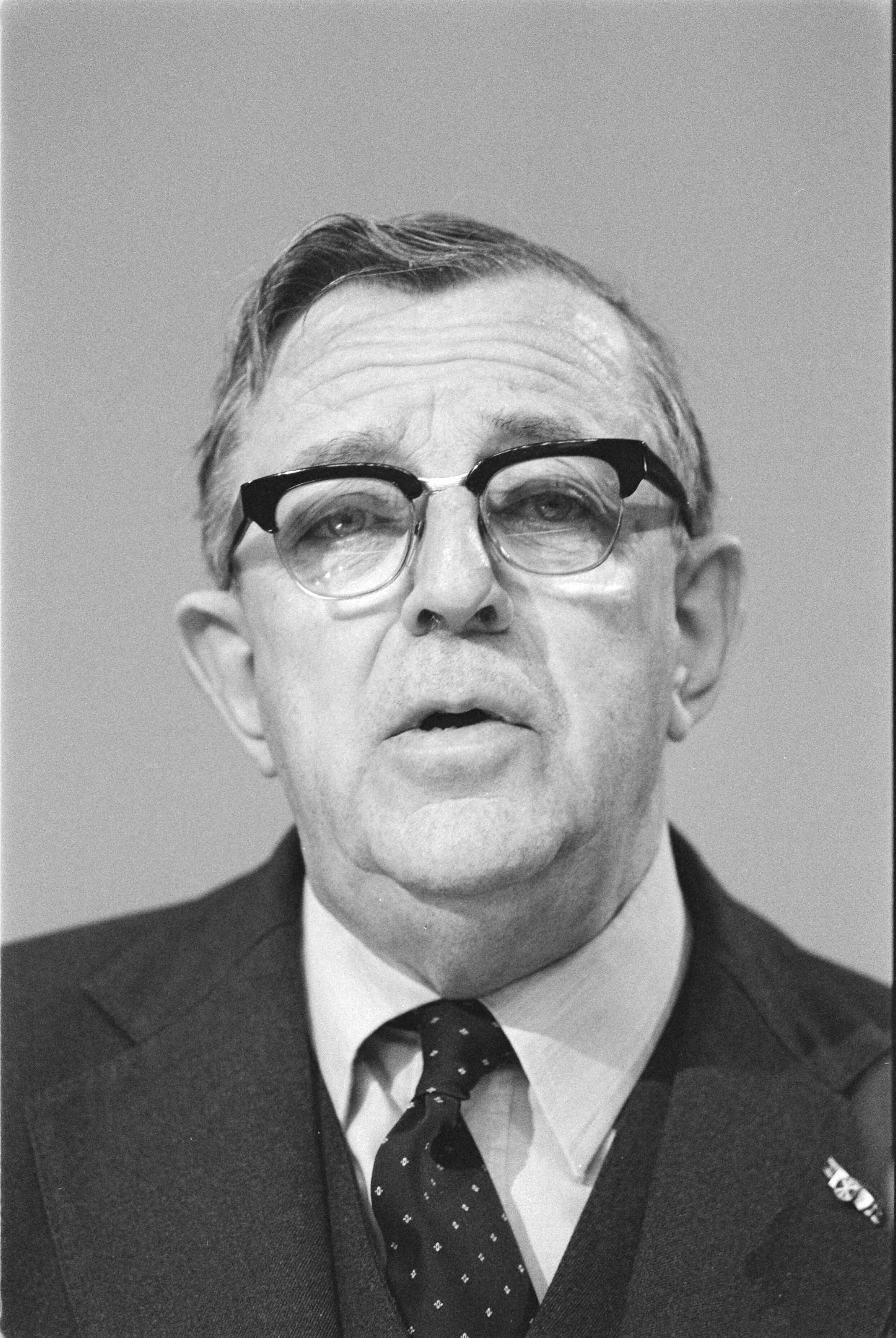 Fotocollectie Anefo — Verhoren parlementaire enquetecommissie ( Den Haag ); J. M. Molkenboer , koppen — Foto: Bogaerts, Rob / Anefo. Licentie: Set B: Rechtenvrij / Publiek Domein. Bron: Nationaal Archief. http://hdl.handle.net/10648/ad36a3ca-d0b4-102d-bcf8-003048976d84