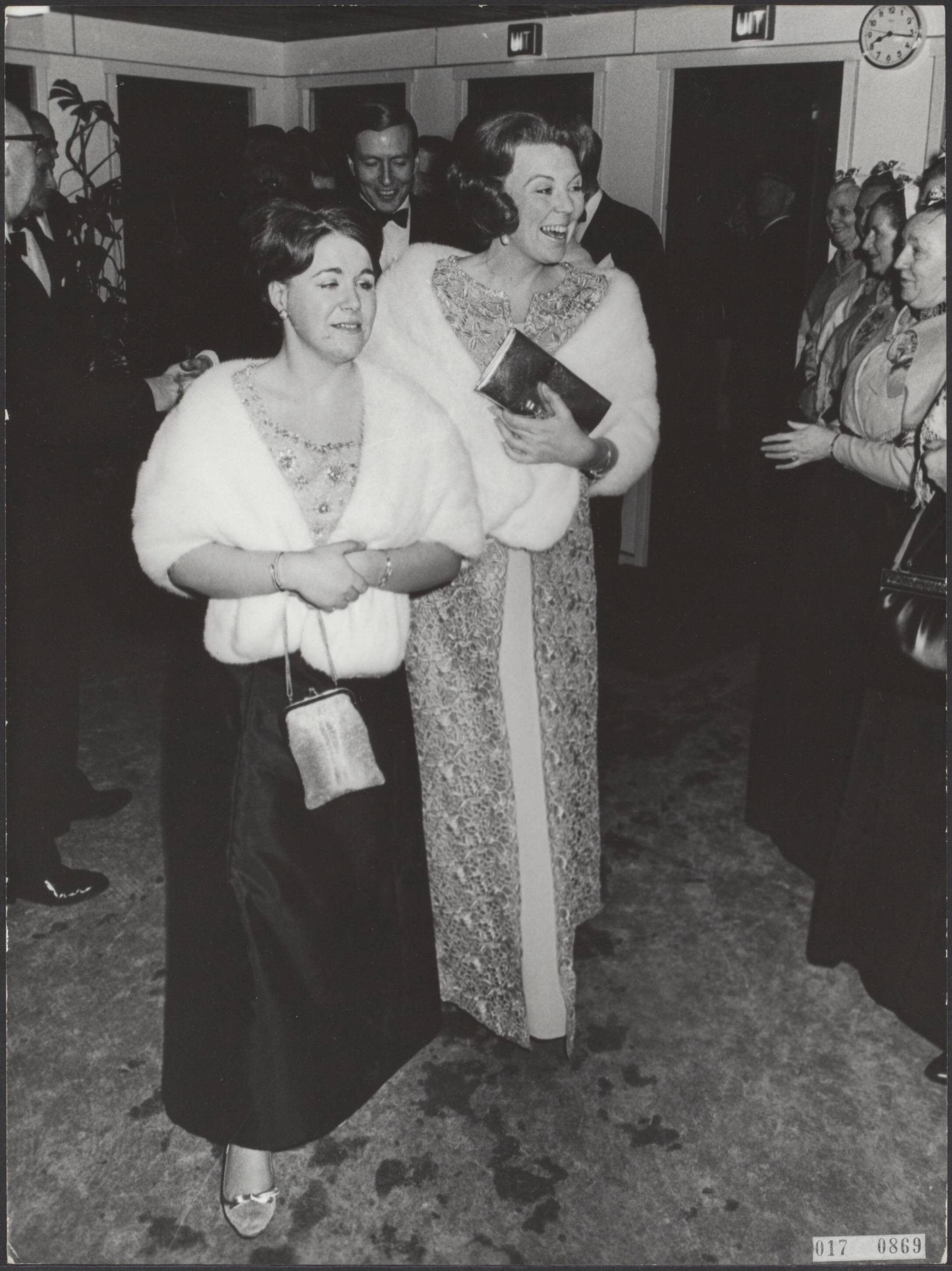Fotocollectie Elsevier Binnenland — Feestelijke voorstelling in circusgebouw te Scheveningen. Prinses Christina, prinses Beatrix en prins Claus — Foto: Fotograaf Onbekend / Anefo. Licentie: Set B: Rechtenvrij / Publiek Domein. Bron: Nationaal Archief. http://hdl.handle.net/10648/adbf432e-d0b4-102d-bcf8-003048976d84