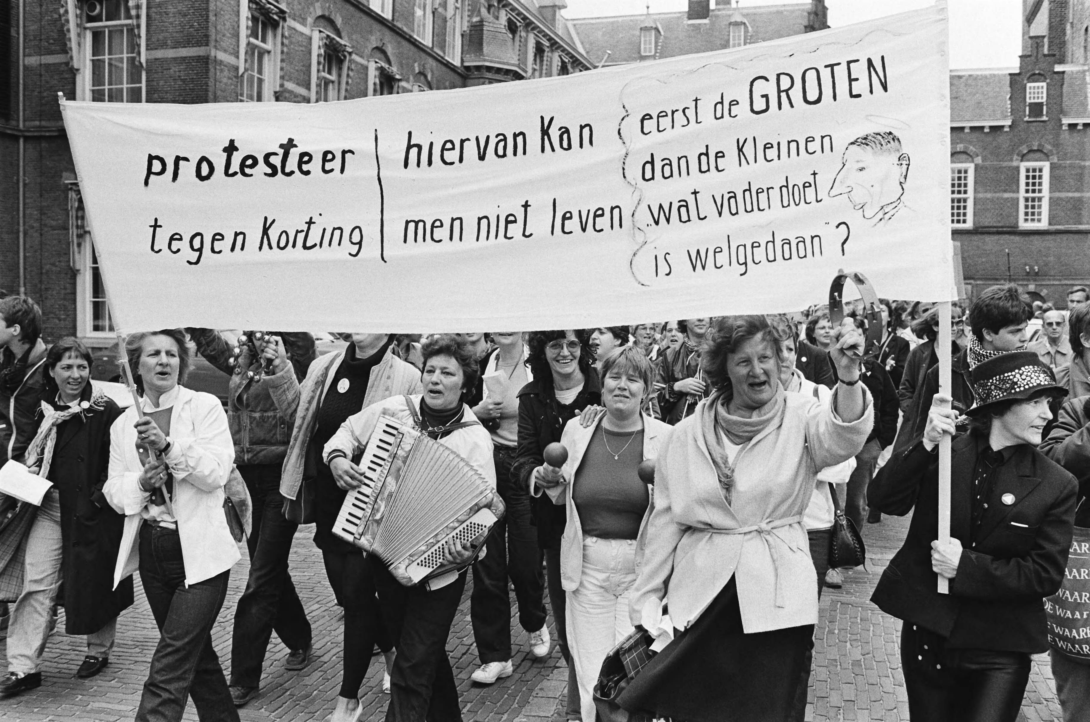 Fotocollectie Anefo — Demonstratie tegen verslechtering van de positie en inkomen van vrouwen met bijstand in Den Haag onder motto "Mies minima levert niets in" — Foto: Antonisse, Marcel / Anefo. Licentie: Set B: Rechtenvrij / Publiek Domein. Bron: Nationaal Archief. http://hdl.handle.net/10648/ad184574-d0b4-102d-bcf8-003048976d84