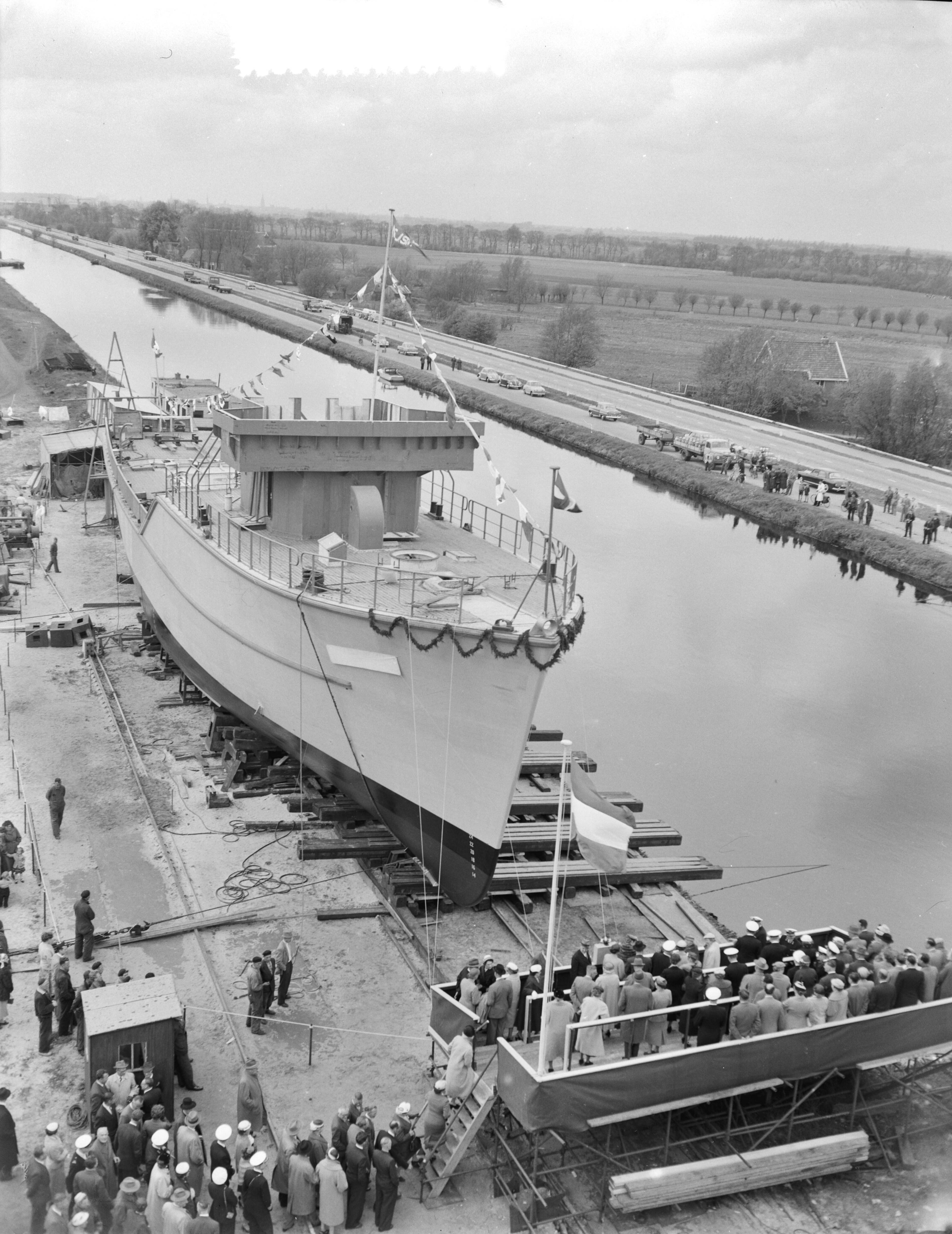 Fotocollectie Anefo — Tewaterlating van de mijnenveger Hr. Ms. "Lisse" bij scheepswerf E.J. Smit & Zn. te Westerbroek — Foto: Rossem, Wim van / Anefo. Licentie: Set B: Rechtenvrij / Publiek Domein. Bron: Nationaal Archief. http://hdl.handle.net/10648/a948326a-d0b4-102d-bcf8-003048976d84