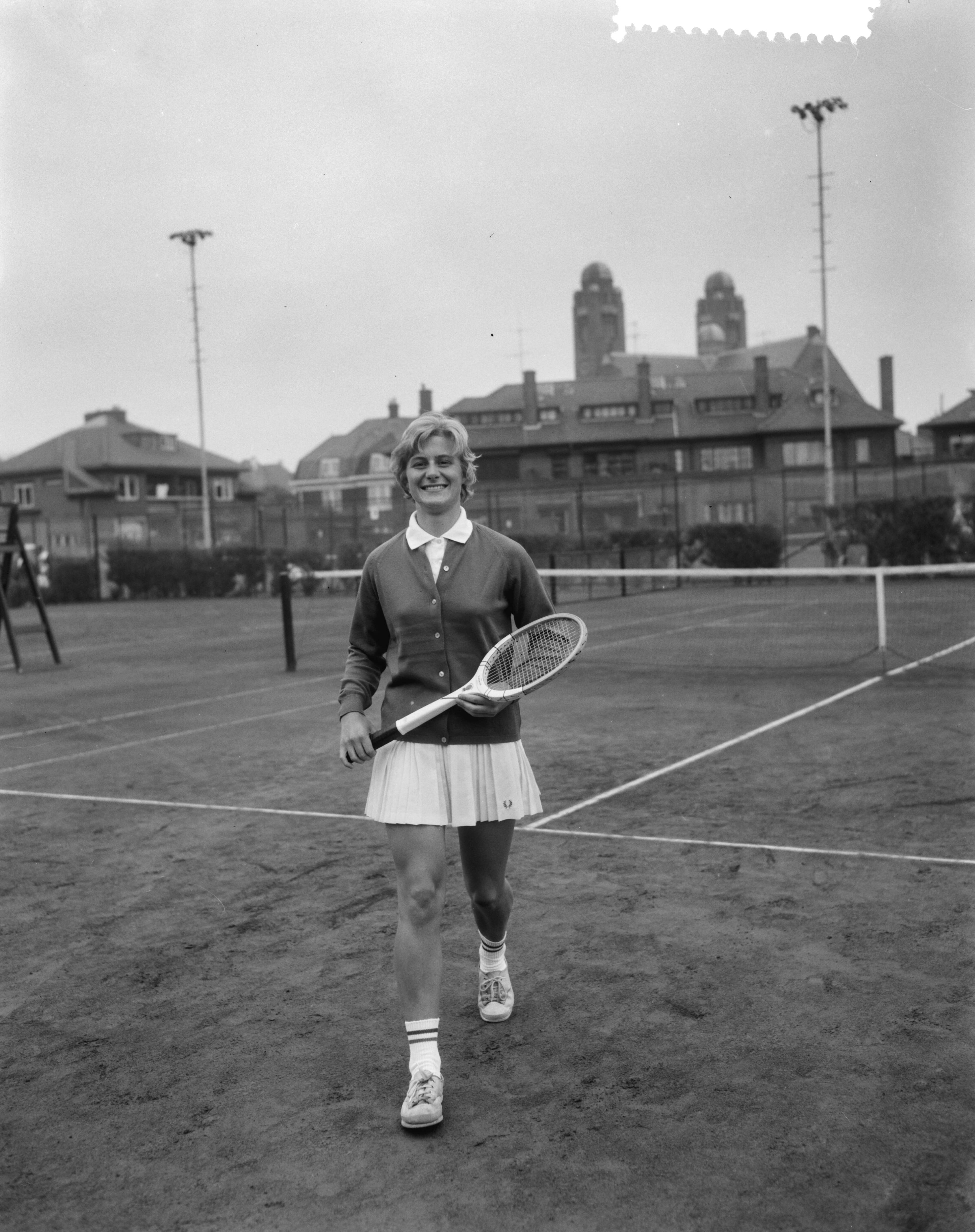 Fotocollectie Anefo — nederlandse tenniskampioenschappen, METS-banen, Marijke Jansen — Foto: Bilsen, Joop van / Anefo. Licentie: Set B: Rechtenvrij / Publiek Domein. Bron: Nationaal Archief. http://hdl.handle.net/10648/aa74e9b2-d0b4-102d-bcf8-003048976d84