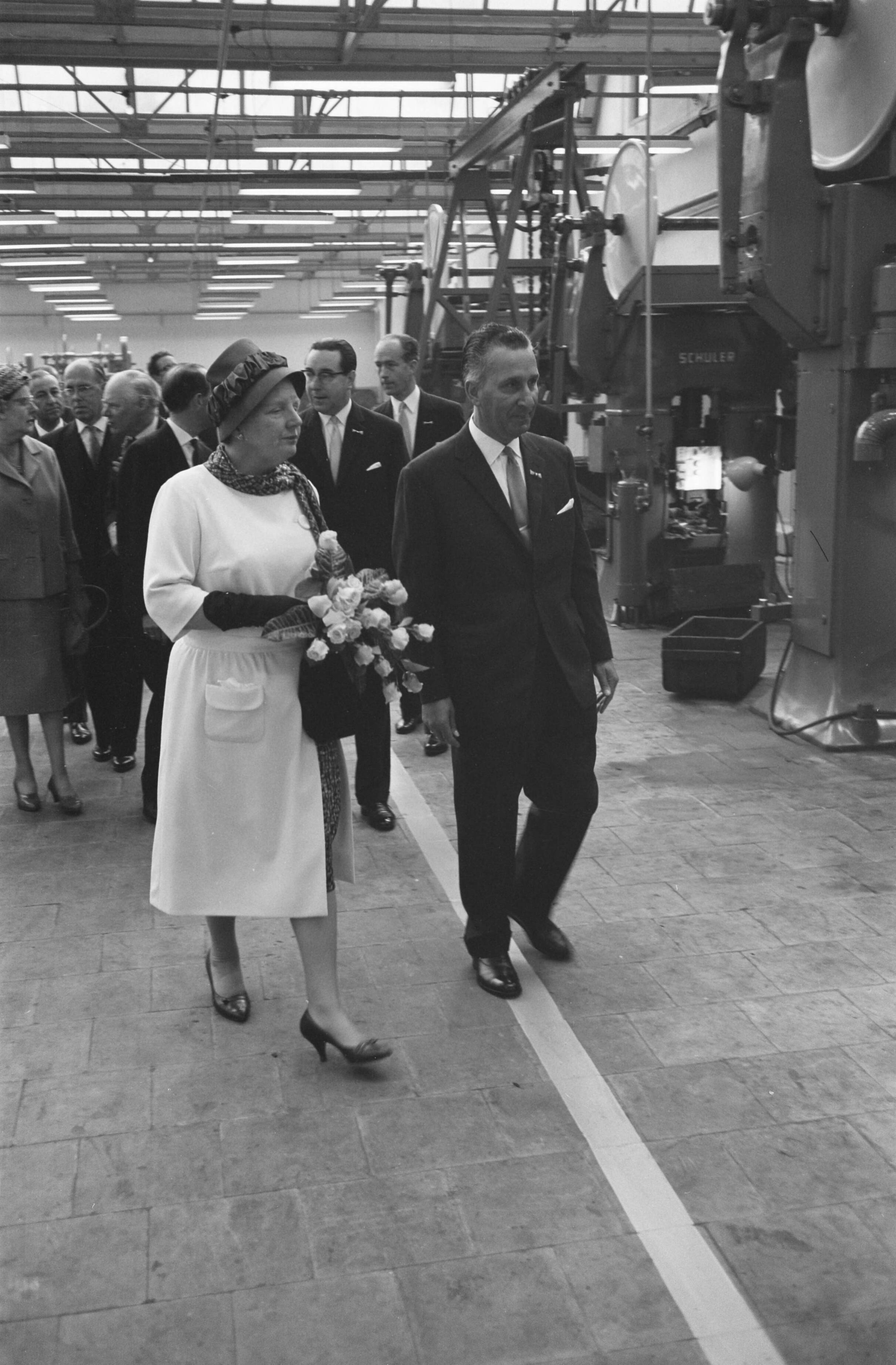 Bezoek koningin Juliana aan Zeist en omgeving — Bezoek koningin Juliana aan Zeist en omgeving. Koningin Juliana tijdens een rondgang in de Gerofabriek — Foto: Pot, Harry / Anefo. Licentie: Set B: Rechtenvrij / Publiek Domein. Bron: Nationaal Archief. http://hdl.handle.net/10648/a9d7356e-d0b4-102d-bcf8-003048976d84