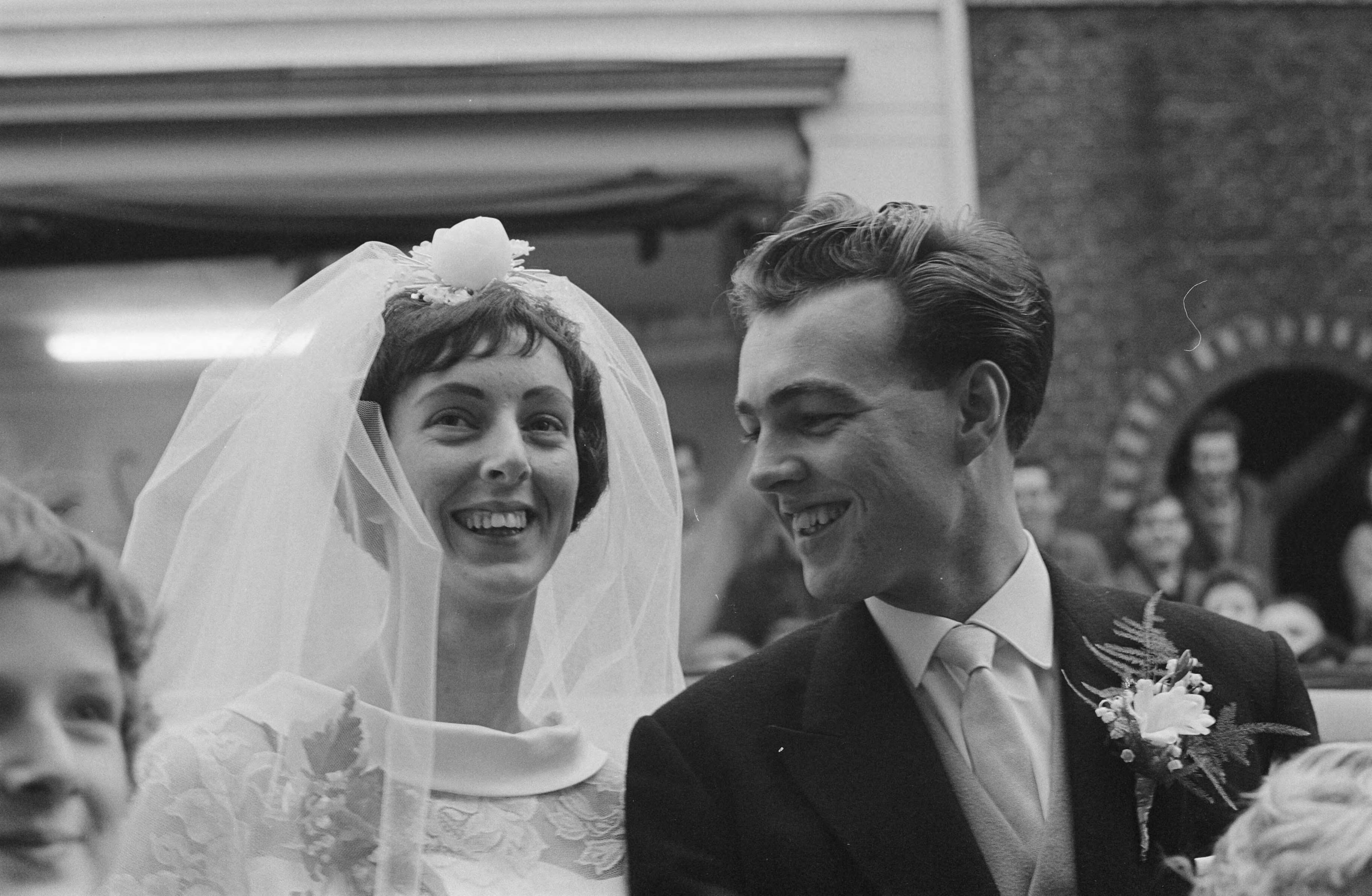Fotocollectie Anefo — Huwelijk van turnster Ria van Velsen met Thijs Rietveld in Bodegraven — Foto: Rossem, Wim van / Anefo. Licentie: Set B: Rechtenvrij / Publiek Domein. Bron: Nationaal Archief. http://hdl.handle.net/10648/a9f02ccc-d0b4-102d-bcf8-003048976d84
