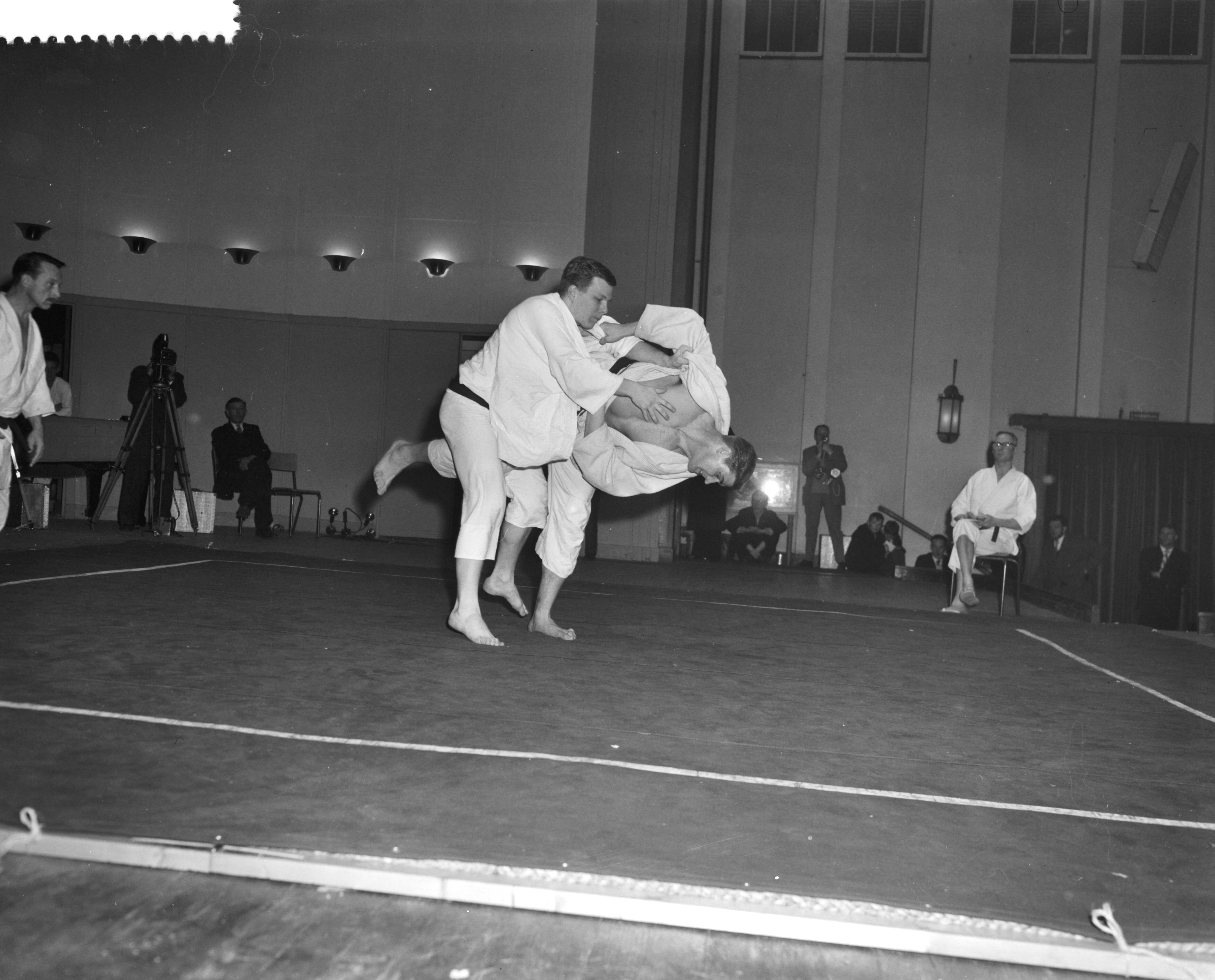 Fotocollectie Anefo — Nederlandse kampioenschappen judo 1959 in het Concertgebouw te Haarlem. De z.g tiende heupworp "Uchi Mata" door Anton Geesink, links zijn tegenstander R. Alberda — Foto: Behrens, Herbert F. / Anefo. Licentie: Set B: Rechtenvrij / Publiek Domein. Bron: Nationaal Archief. http://hdl.handle.net/10648/a98dc280-d0b4-102d-bcf8-003048976d84