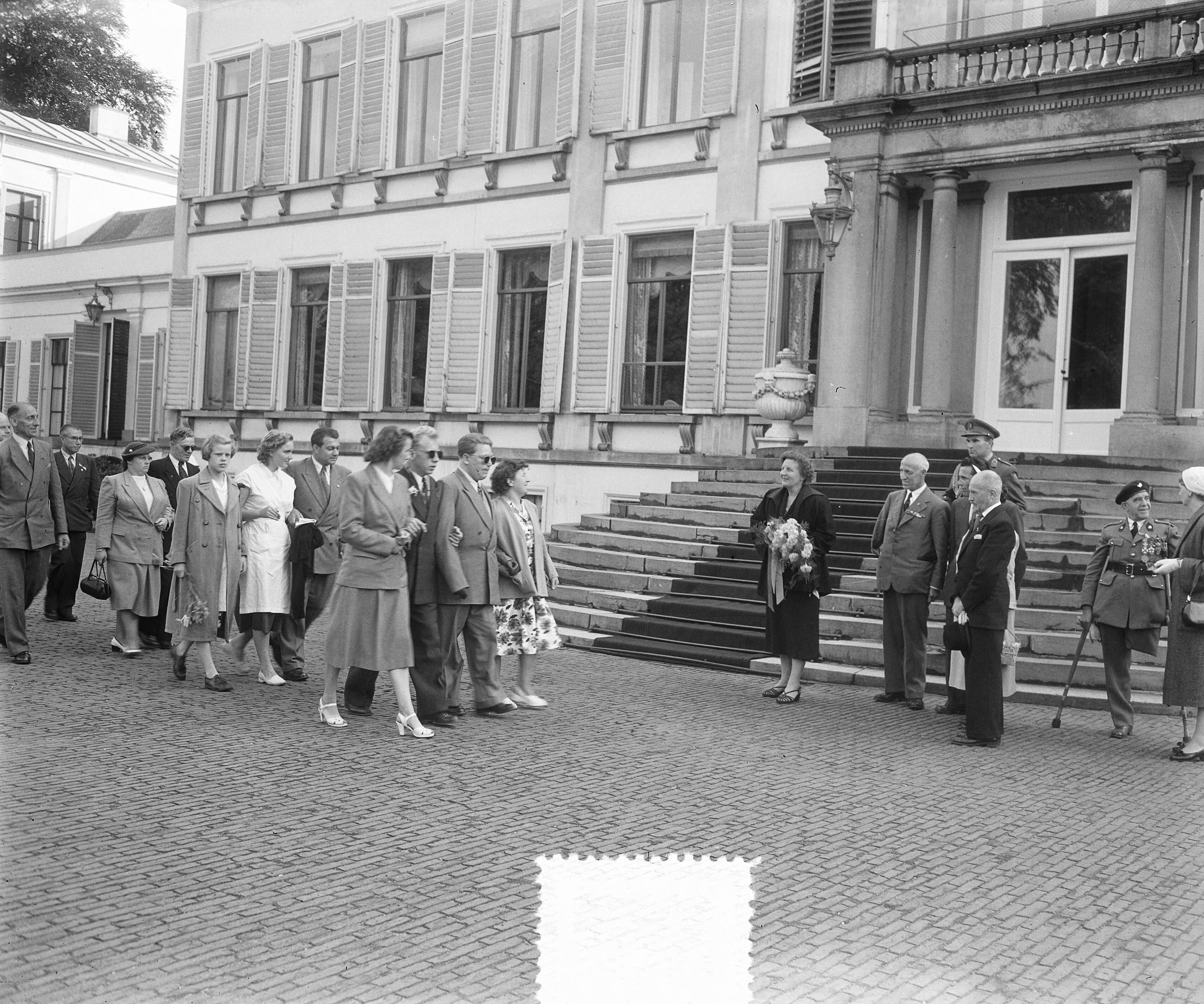 Fotocollectie Anefo — Engelse, Beligsche en Nederlandse oorlogsgewonden werden door koningin Juliana ontvangen op paleis Soestdijk. DEfilé — Foto: Pot, Harry / Anefo. Licentie: Set B: Rechtenvrij / Publiek Domein. Bron: Nationaal Archief. http://hdl.handle.net/10648/a90df8ac-d0b4-102d-bcf8-003048976d84