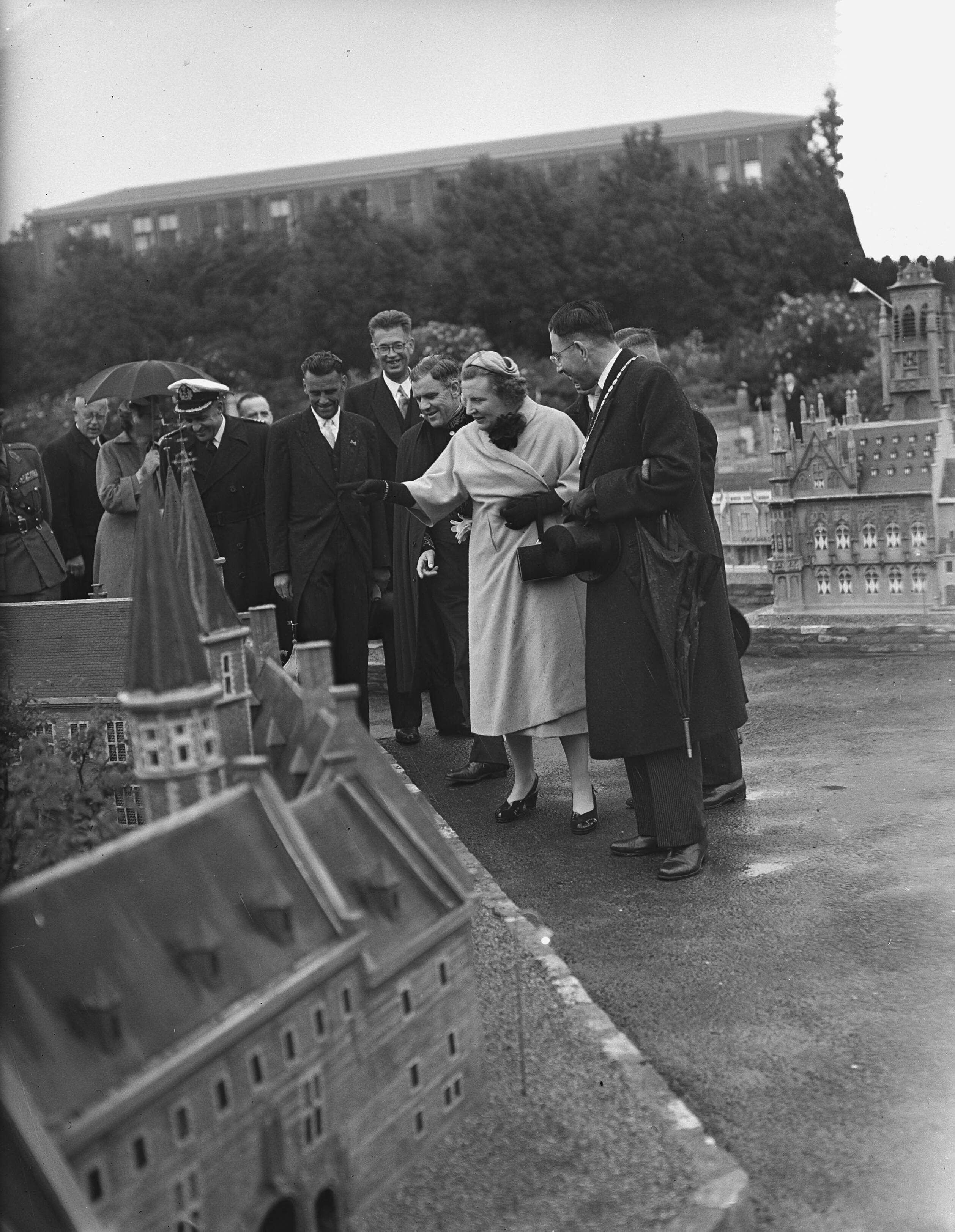 Koningin Juliana en prins Bernhard bezoeken Walcheren — Koningin Juliana en prins Bernhard bezoeken Miniatuur Walcheren te Middelburg — Foto: Bilsen, Joop van / Anefo. Licentie: Set B: Rechtenvrij / Publiek Domein. Bron: Nationaal Archief. http://hdl.handle.net/10648/a92454c6-d0b4-102d-bcf8-003048976d84