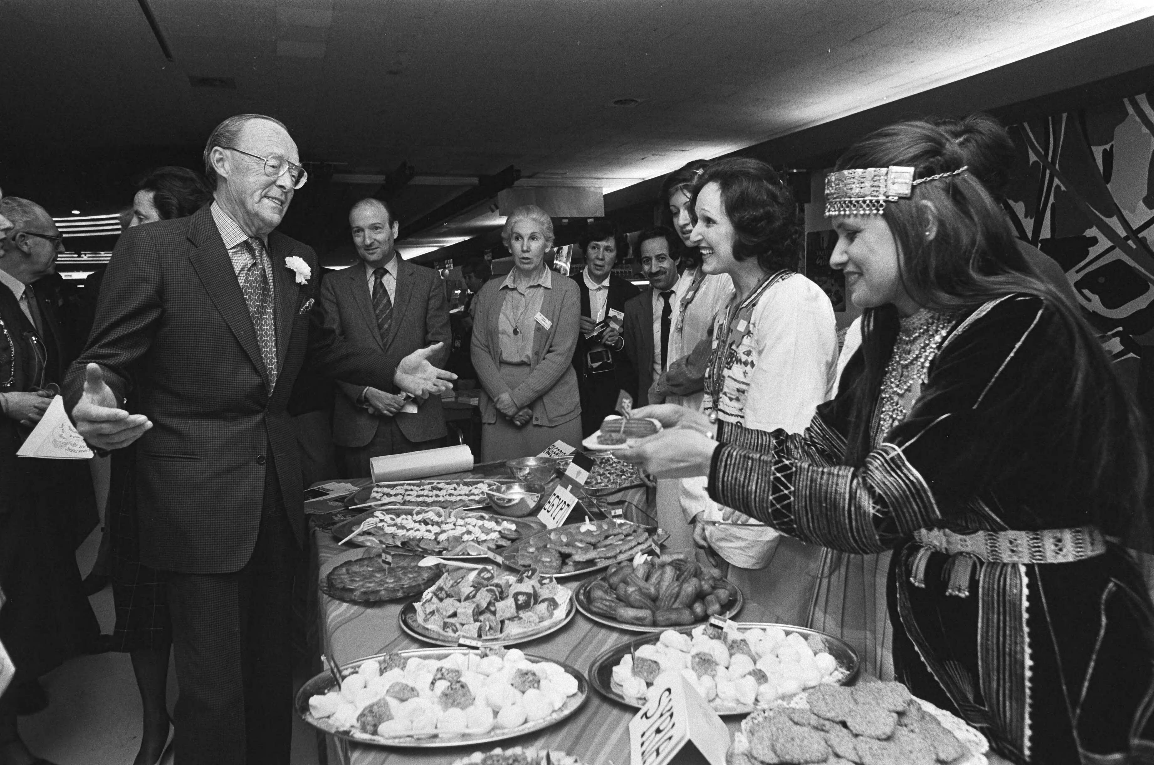 Fotocollectie Anefo — Prins Bernhard opent in Den Haag de int. "Charity Bazaar" georganiseerd door Int. Womens Contact The Hague . Bernhard bij stand van Noord-Afrikaanse hapjes — Foto: Croes, Rob C. / Anefo. Licentie: Set B: Rechtenvrij / Publiek Domein. Bron: Nationaal Archief. http://hdl.handle.net/10648/ad12af06-d0b4-102d-bcf8-003048976d84