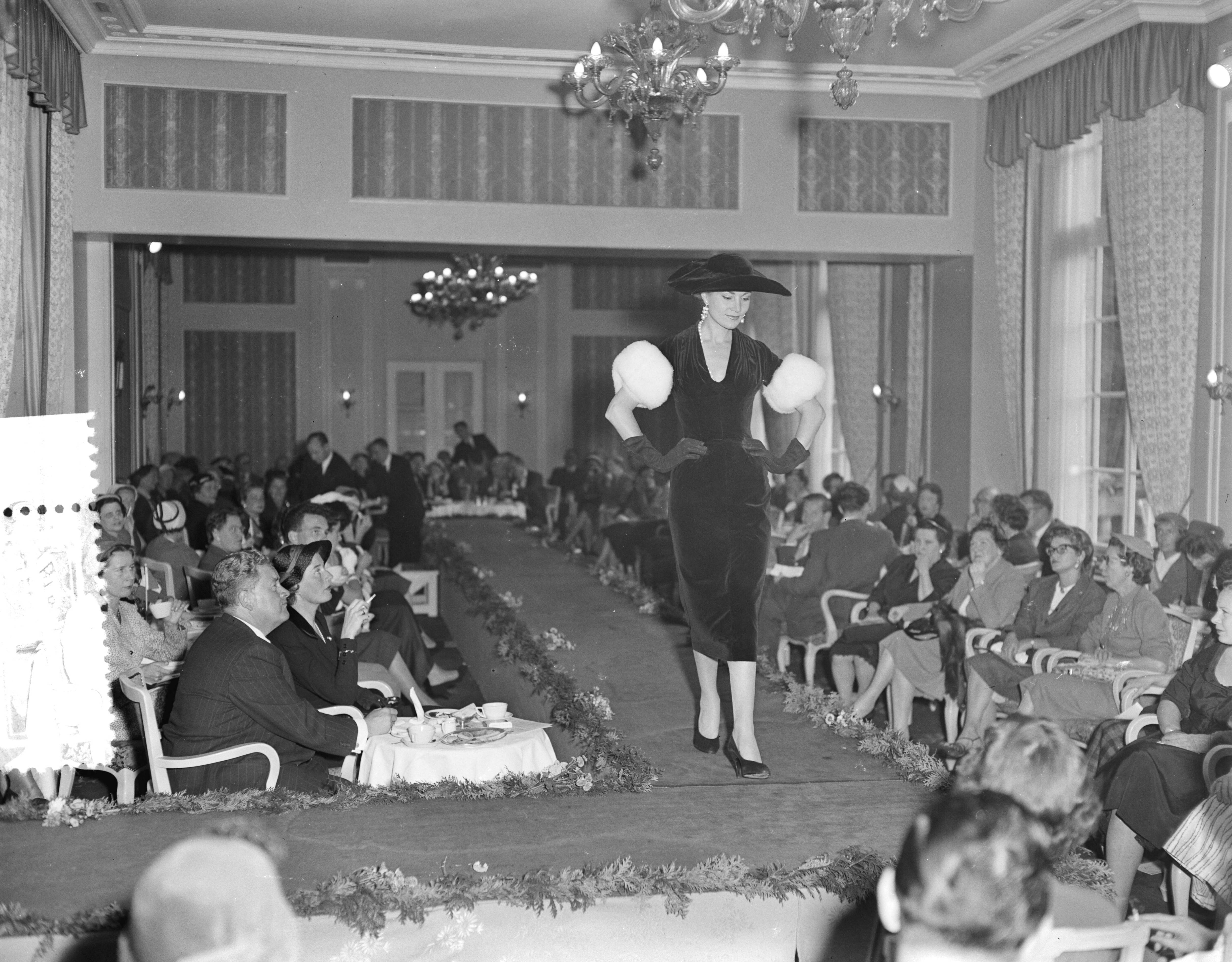 Fotocollectie Anefo — Modeshow van mannequins van couturier Jacques Fath in kasteel Oud-Wassenaar — Foto: Pot, Harry / Anefo. Licentie: Set B: Rechtenvrij / Publiek Domein. Bron: Nationaal Archief. http://hdl.handle.net/10648/a93b8754-d0b4-102d-bcf8-003048976d84