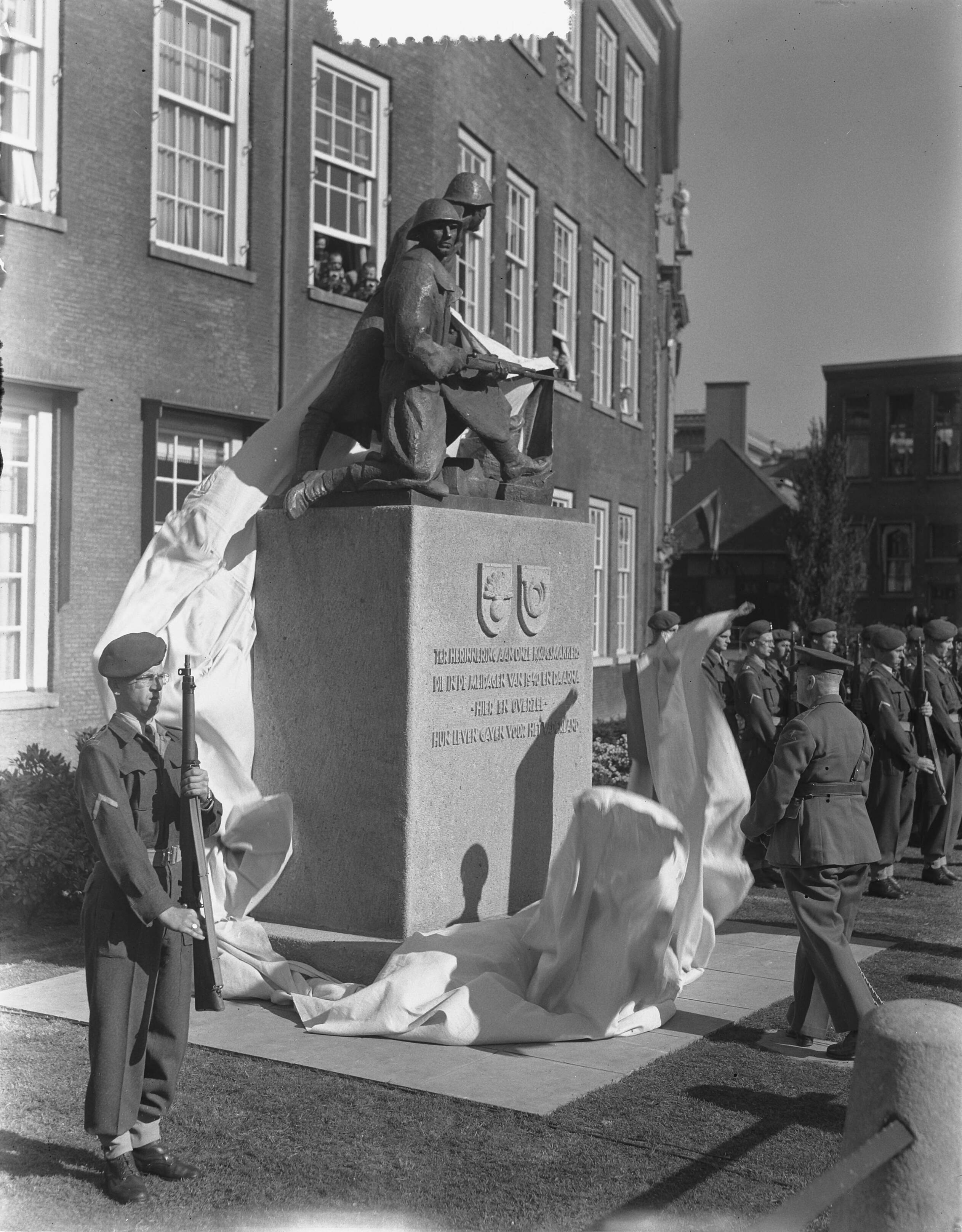 Onthulling te Den Haag van het monument Grenadiers en Jagers — Foto: Duinen, H. van / Anefo. — Licentie: Set B: Rechtenvrij / Publiek Domein. Bron: Nationaal Archief. http://hdl.handle.net/10648/a8f04be0-d0b4-102d-bcf8-003048976d84