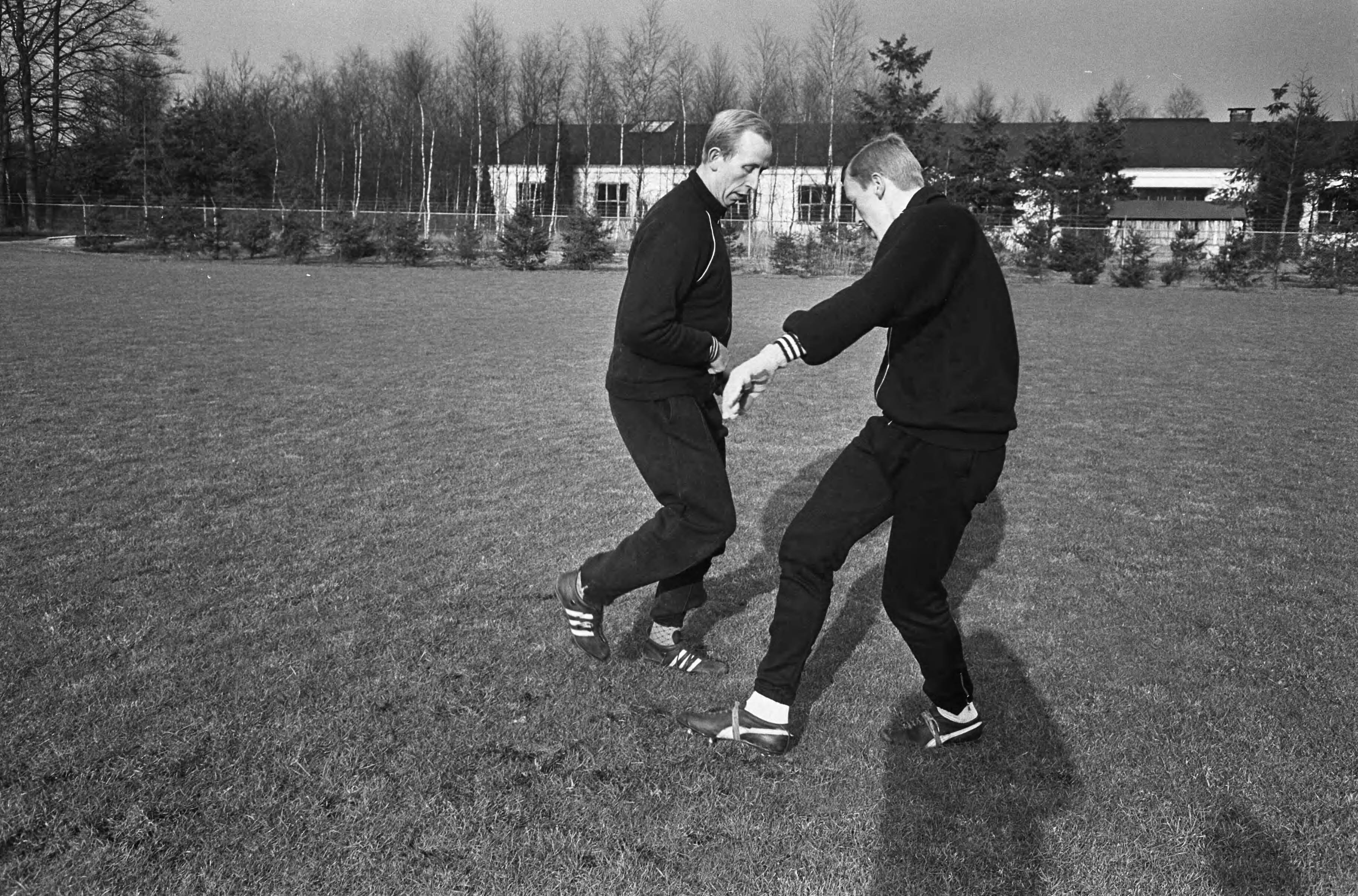 Fotocollectie Anefo — Training Nederlands elftal, Henk Groot en Pim Doesburg (r.) tijdens training — Foto: Koch, Eric / Anefo. Licentie: Set B: Rechtenvrij / Publiek Domein. Bron: Nationaal Archief. http://hdl.handle.net/10648/aa9350be-d0b4-102d-bcf8-003048976d84