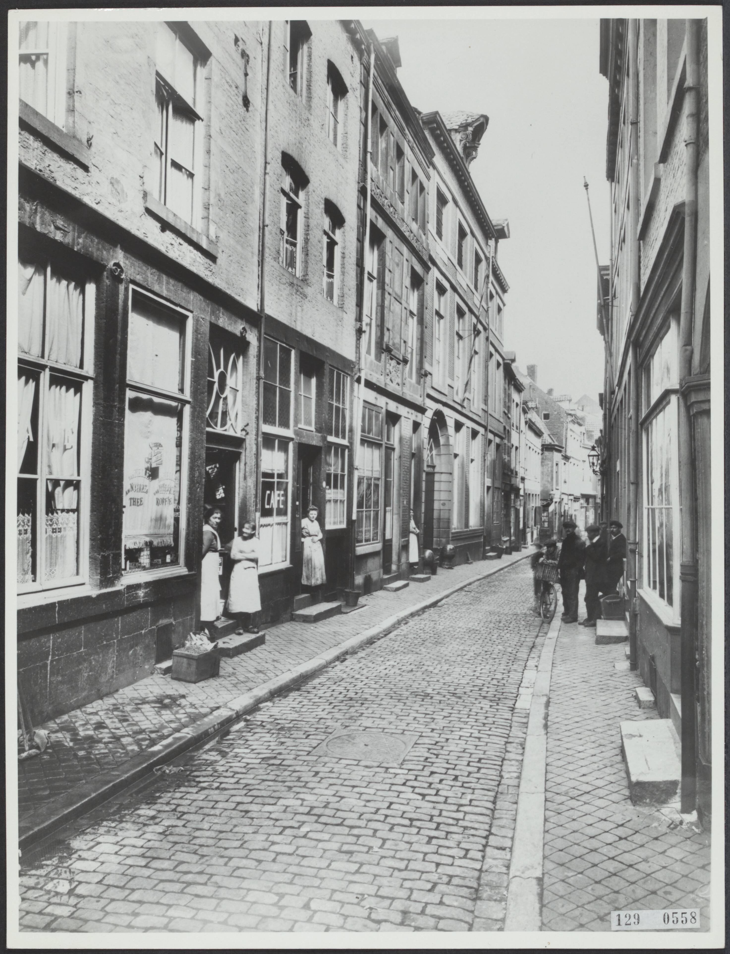 Steden [RVD] — Maastricht. Stokstraat nr. 24-26. Juni 1916, voor restauratie — Foto: Rijksdienst voor de Monumentenzorg. Licentie: Set B: Rechtenvrij / Publiek Domein. Bron: Nationaal Archief. http://hdl.handle.net/10648/af470f92-d0b4-102d-bcf8-003048976d84